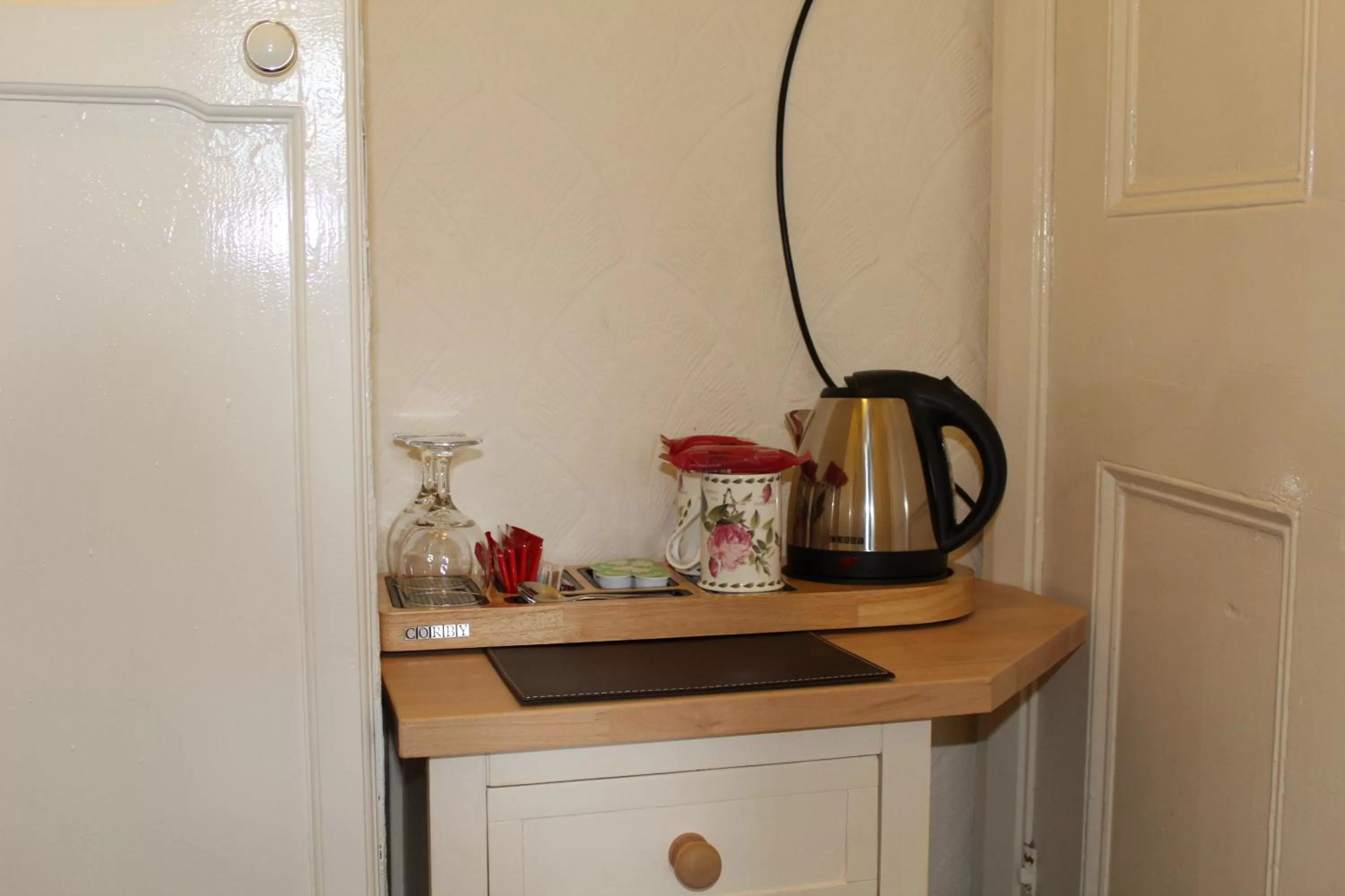 Coffee/tea facilities in The Bay House Lake View Guest House - Adults Only