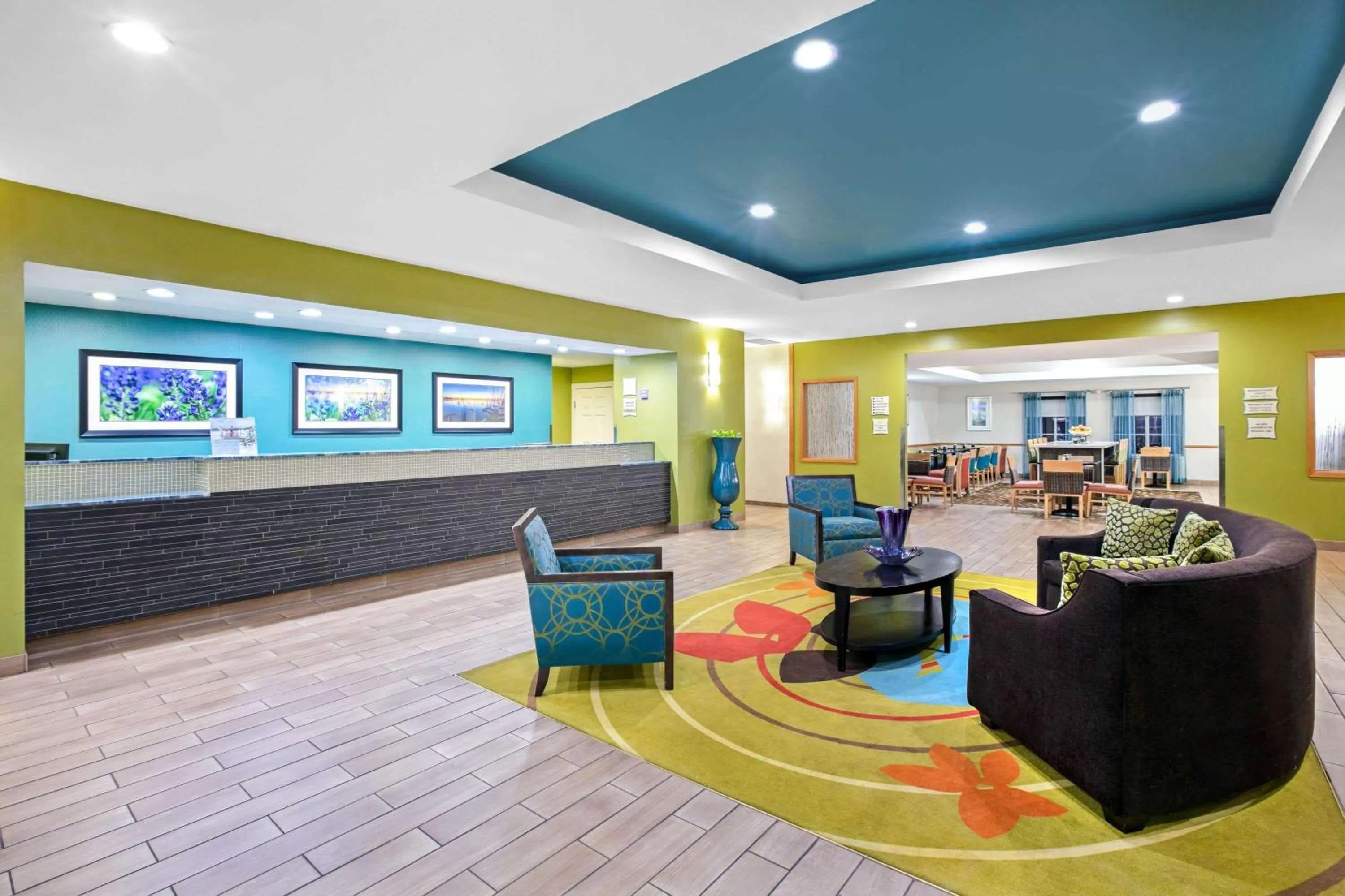 Restaurant/places to eat in La Quinta Inn and Suites by Wyndham Paris