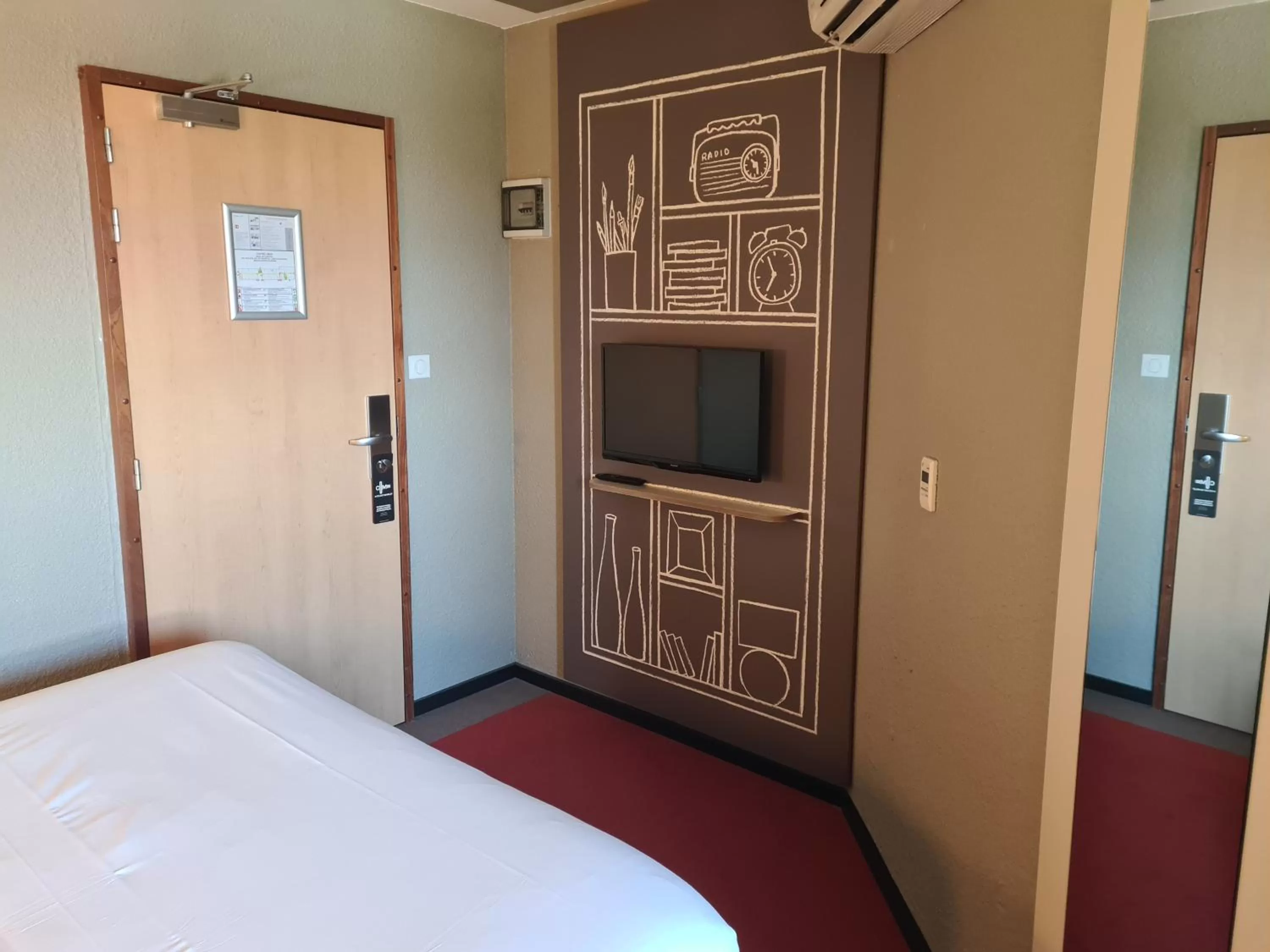 Photo of the whole room, Bed in ibis Montauban