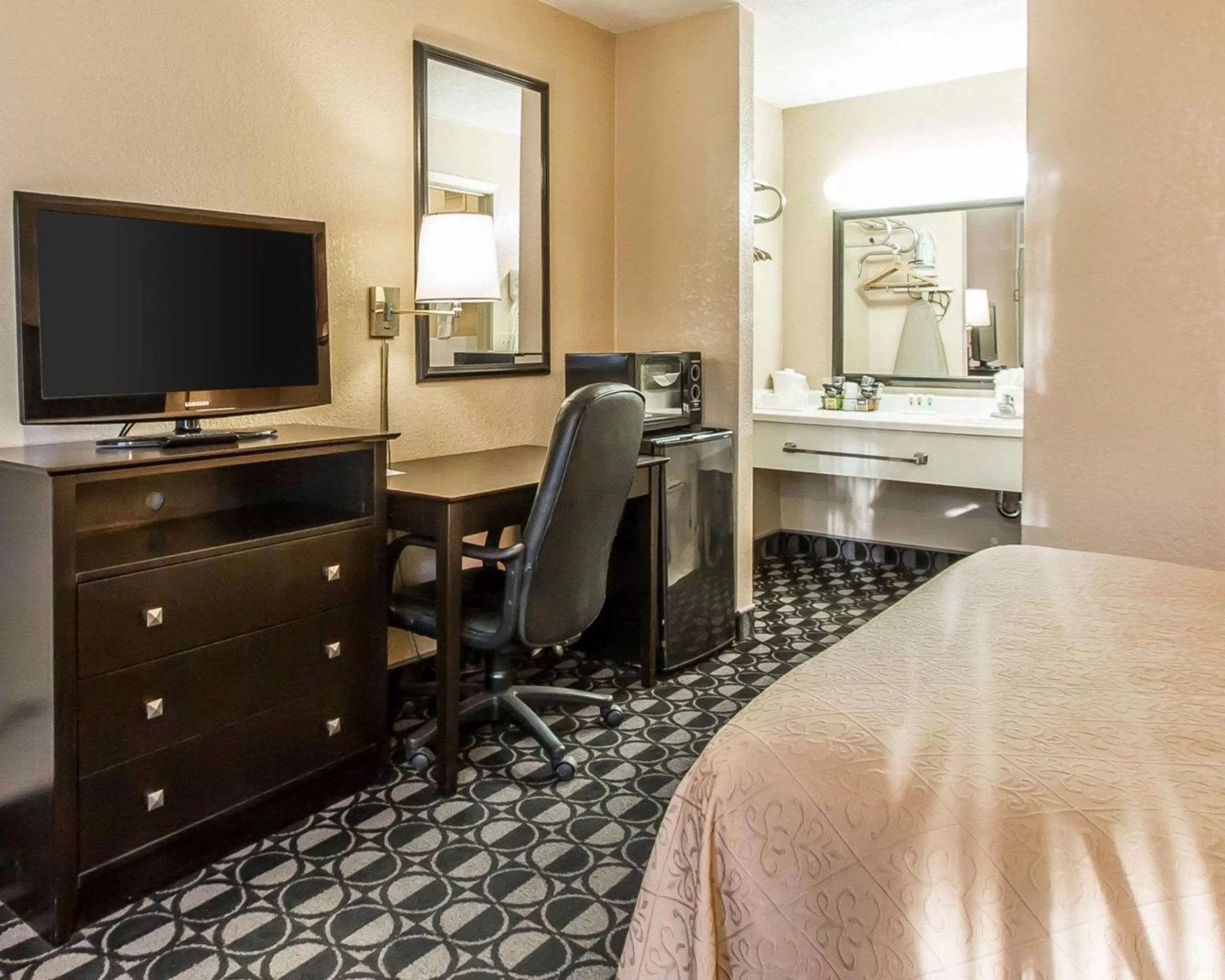 Photo of the whole room in Quality Inn Ada near University