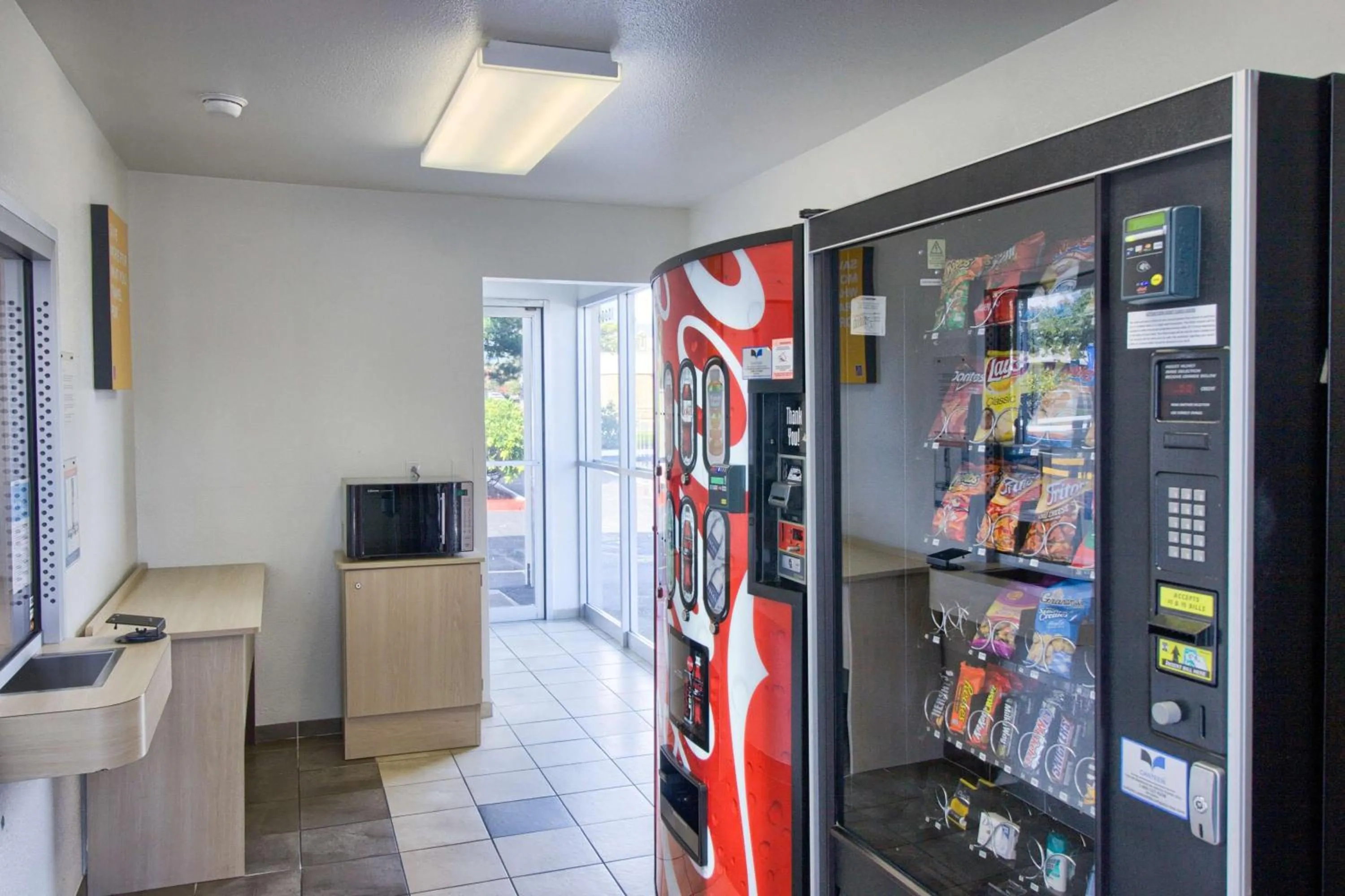 Property building in Motel 6-Everett, WA - North