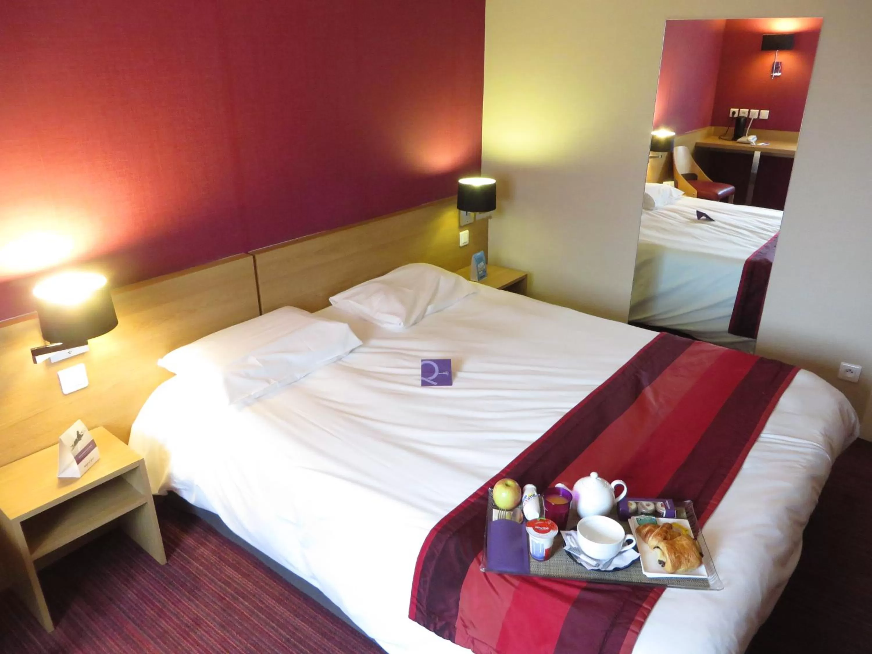 Photo of the whole room, Bed in Mercure Hexagone Luxeuil