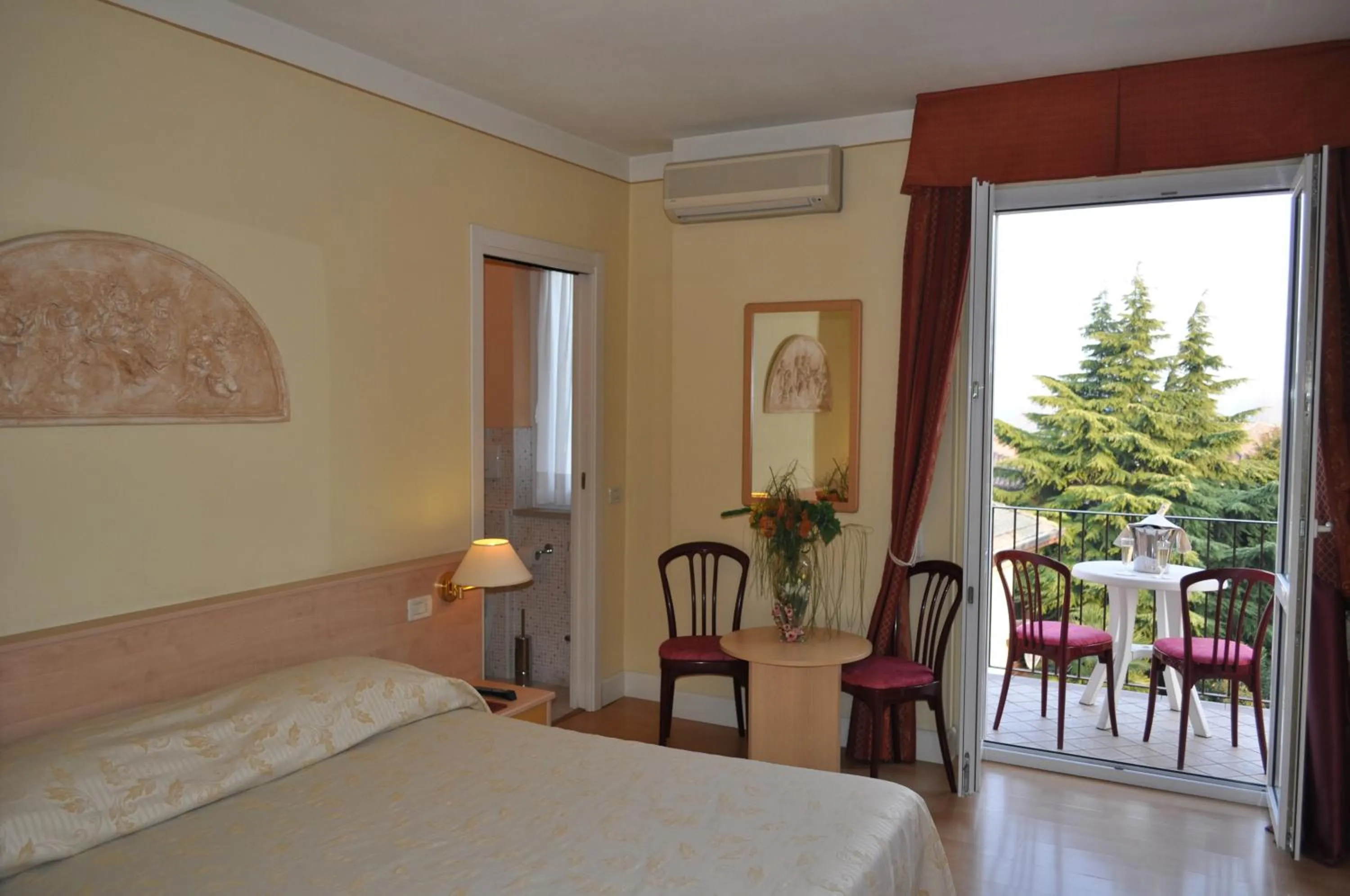 Photo of the whole room, Bed in Hotel Alsazia