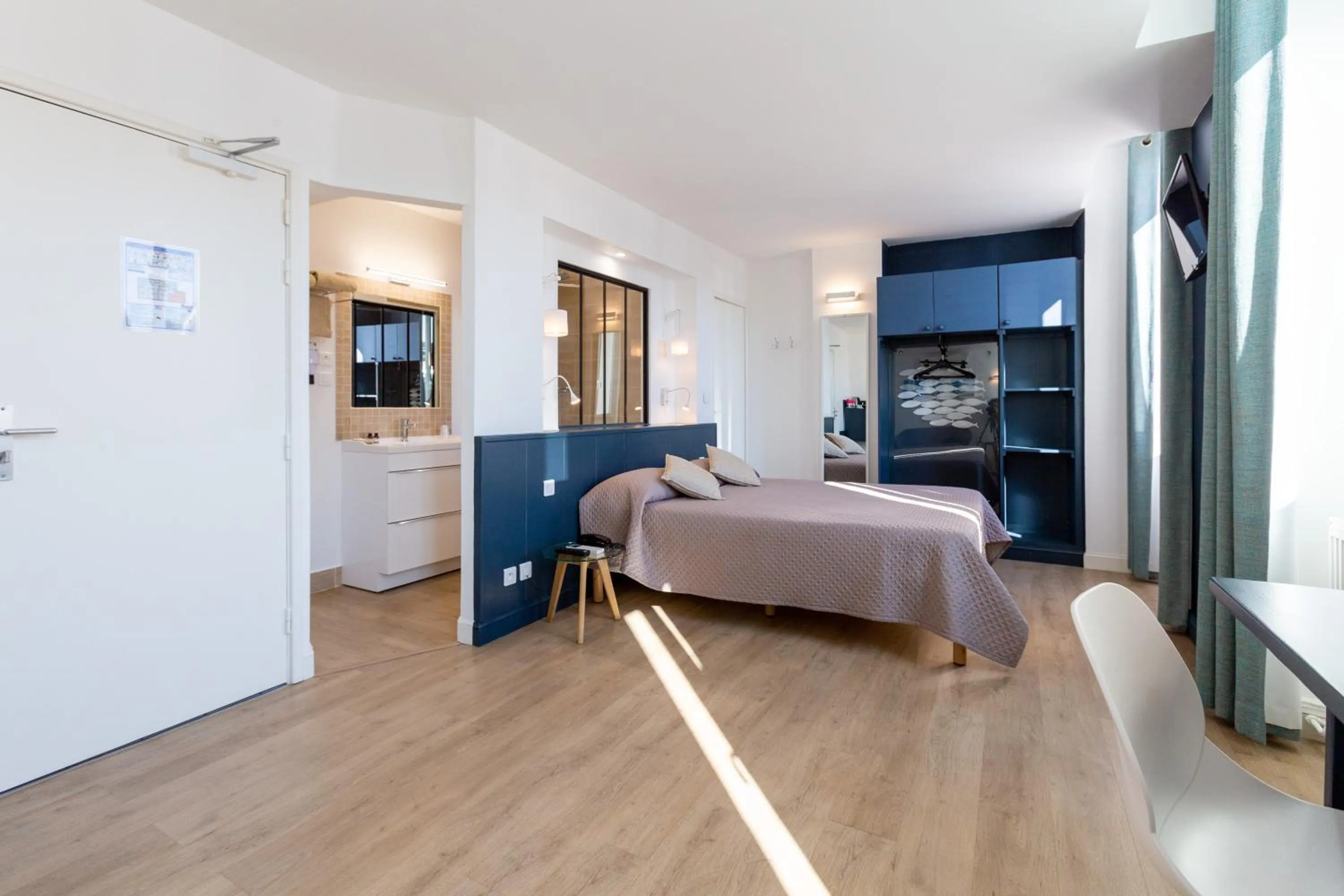 Bed in Cit'Hotel Le Regina Bordeaux Gare Saint-Jean