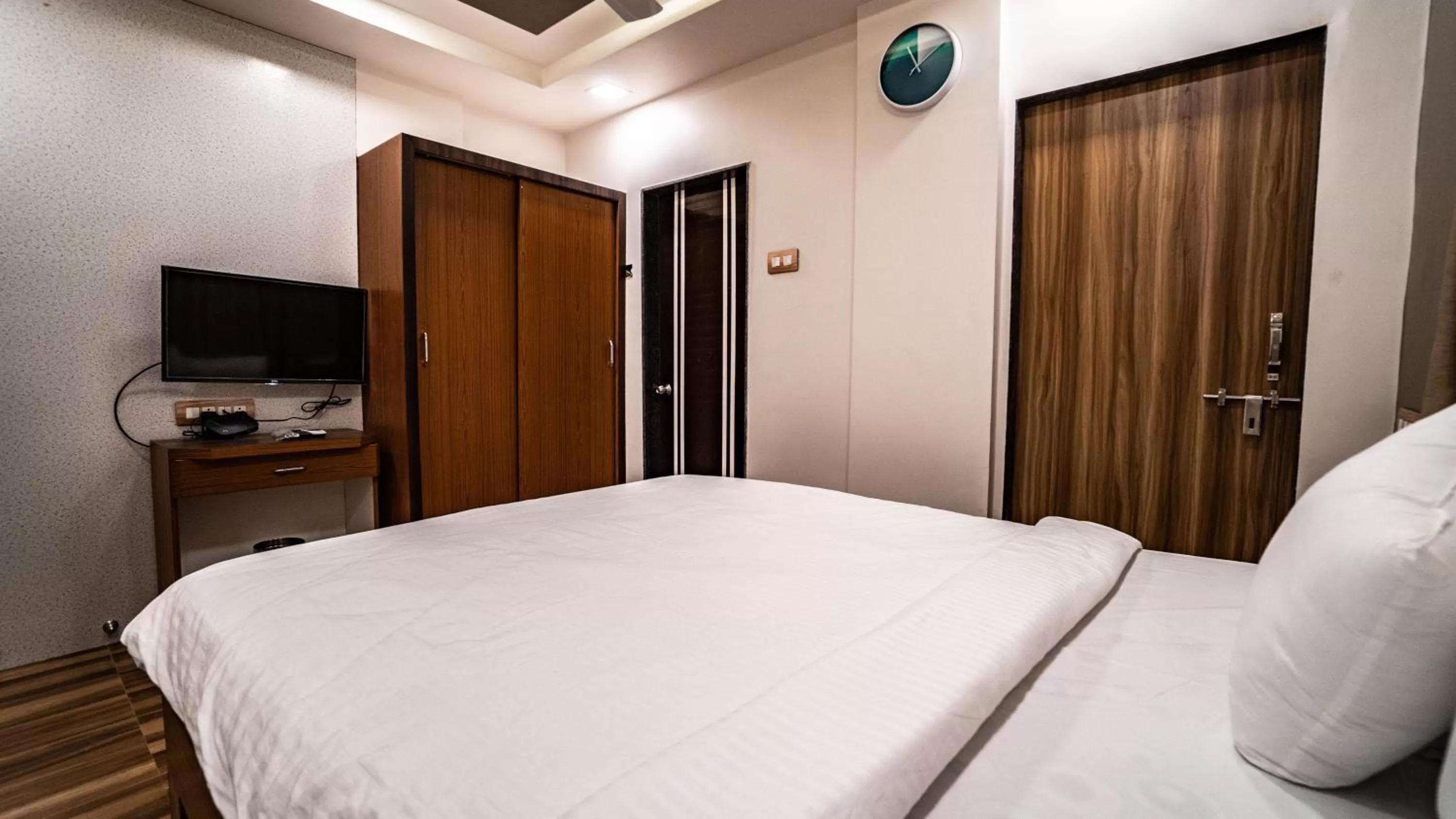 Bed in Pooja Villa Suites-Rooms and Pool, Igatpuri