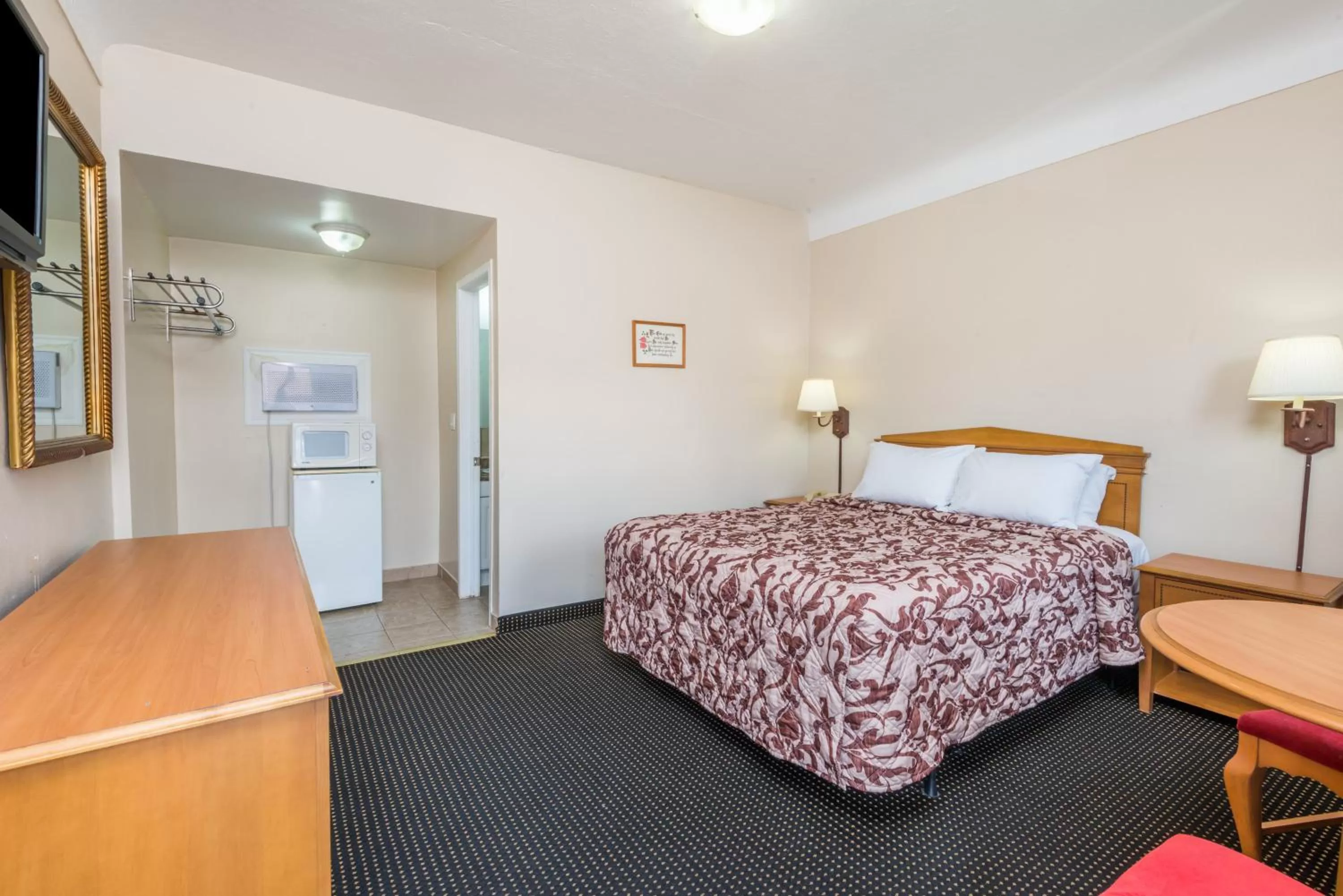 Photo of the whole room, Bed in Knights Inn London Ontario