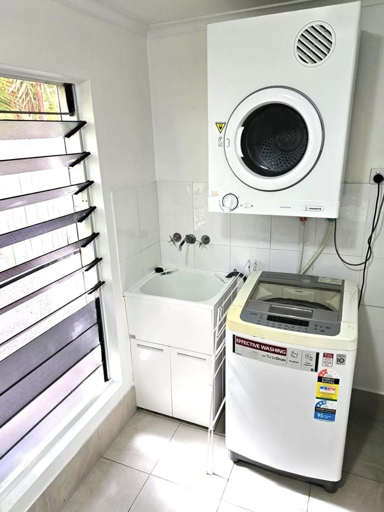 Kitchen or kitchenette in Mango Tree Holiday Apartments