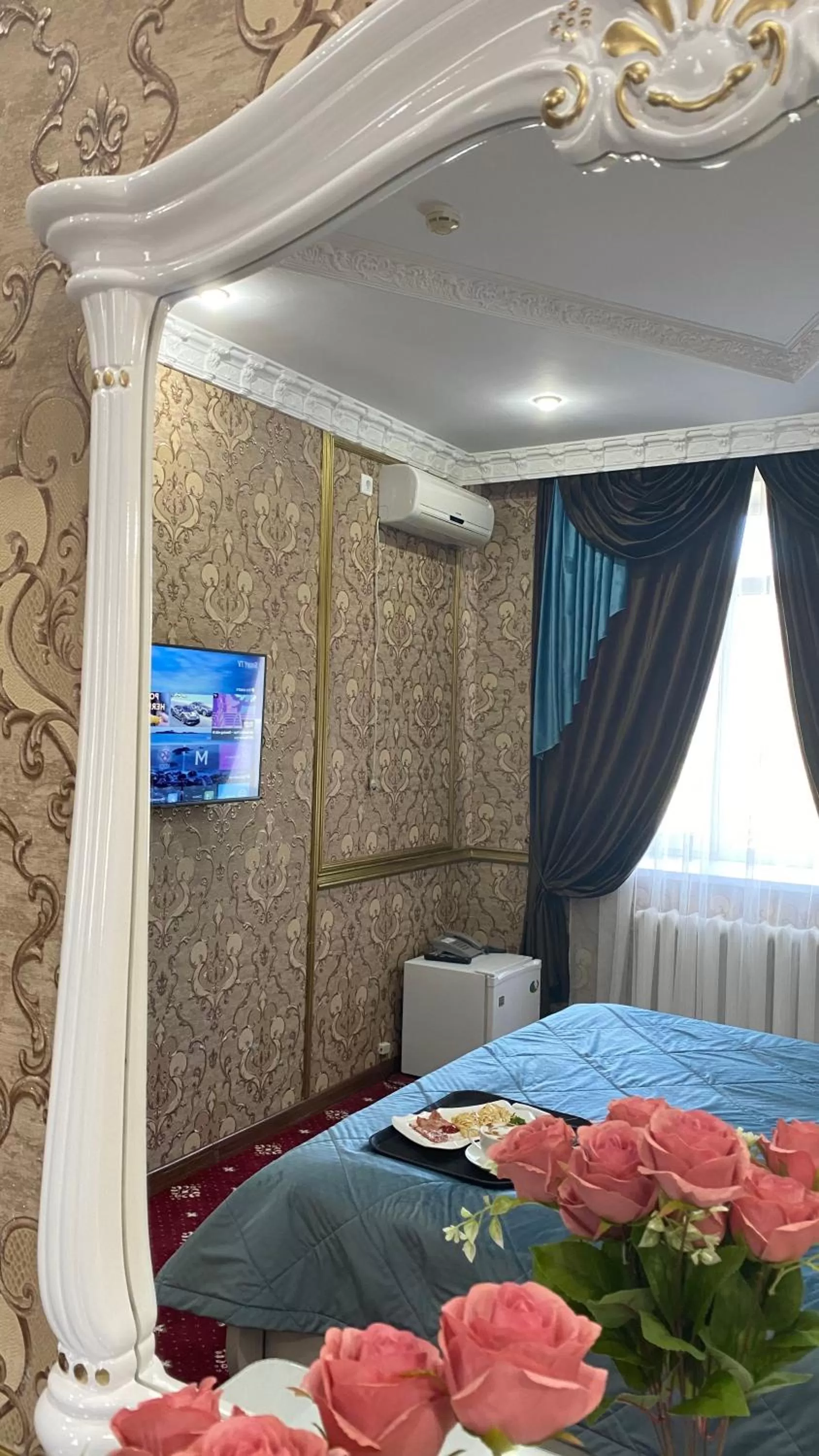 Photo of the whole room, Bed in Lion Hotel