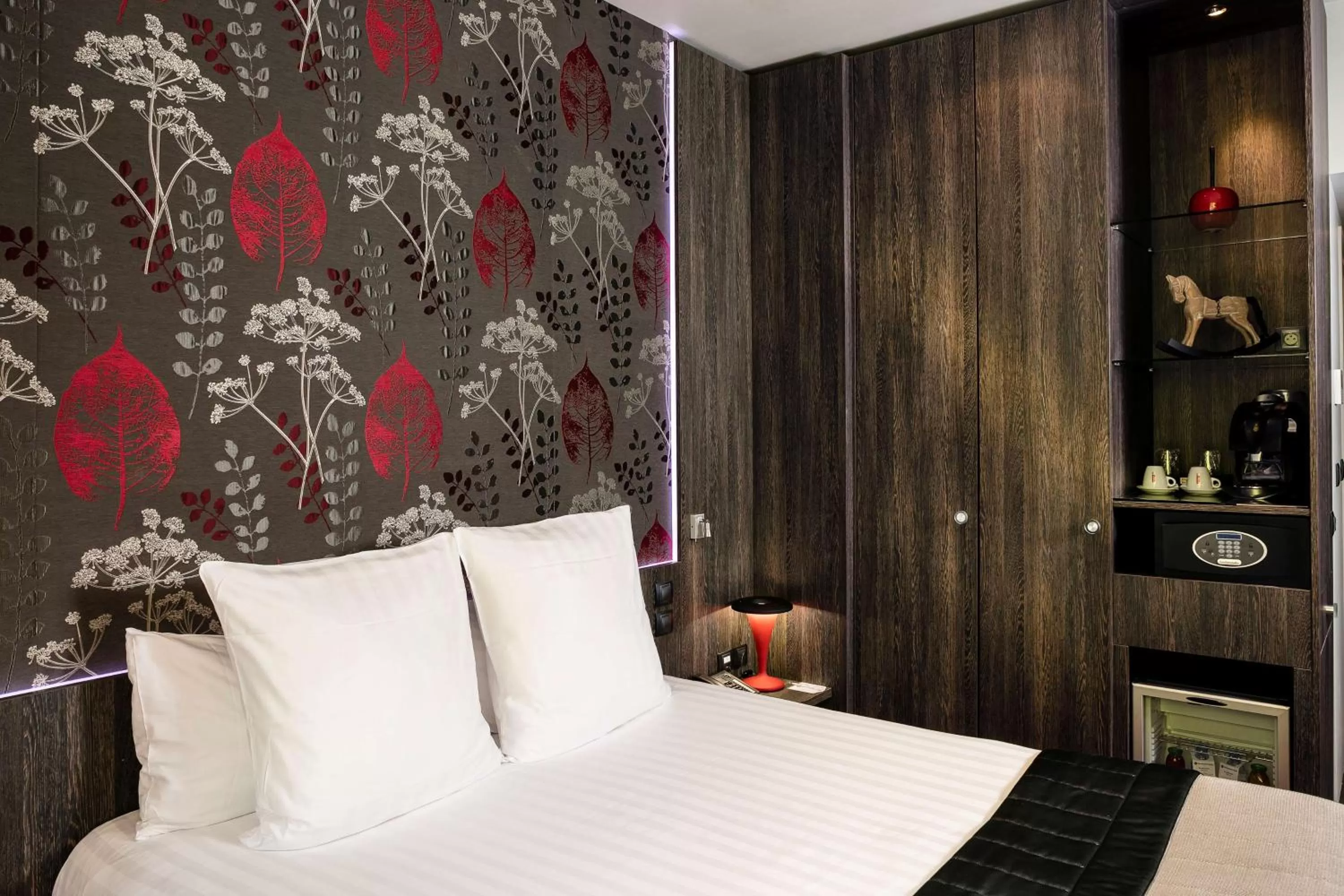 Bed in Best Western Premier Le Patio des Artistes Wellness Jacuzzi