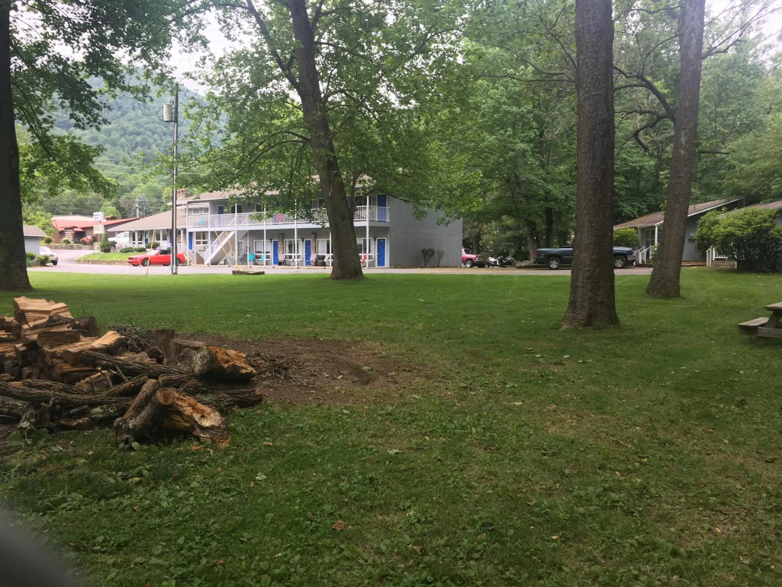 Property building, Garden in Meadowlark Motel with Restaurant & Bar