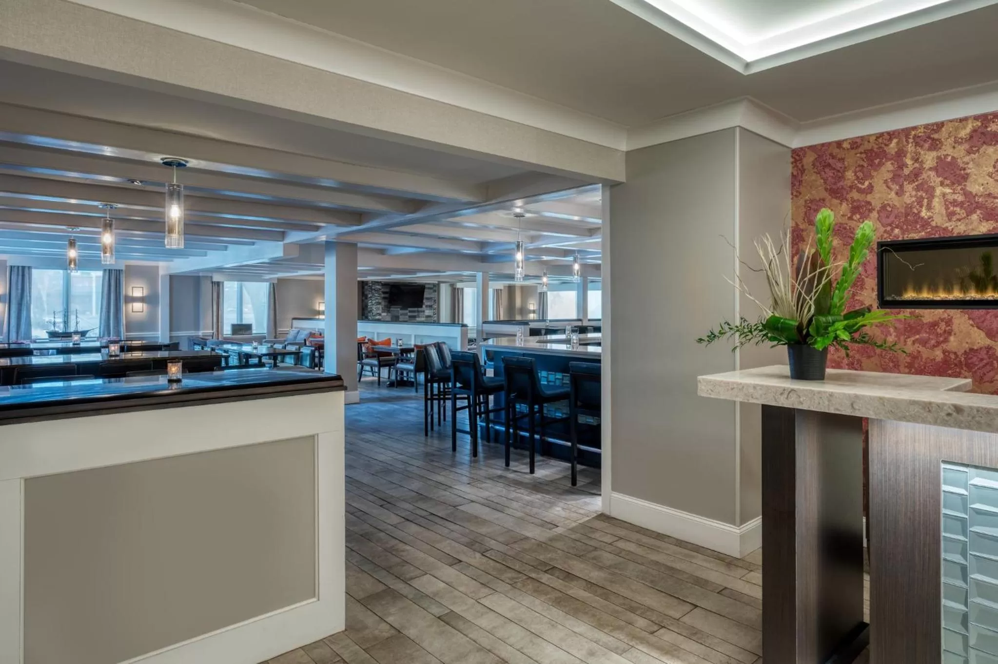 Lounge or bar in Crowne Plaza Albany - The Desmond Hotel