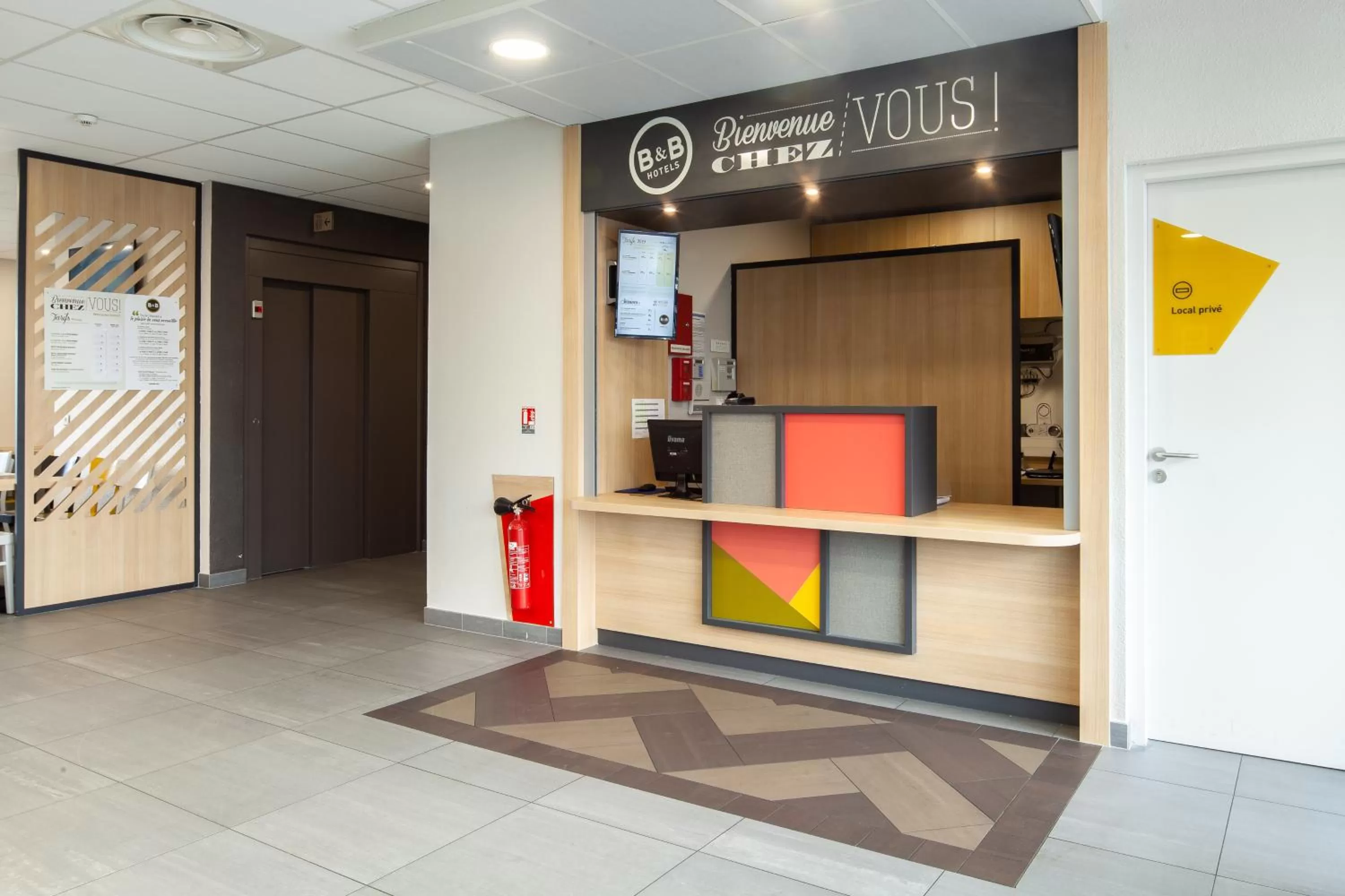 Lobby or reception in B&B HOTEL Meaux