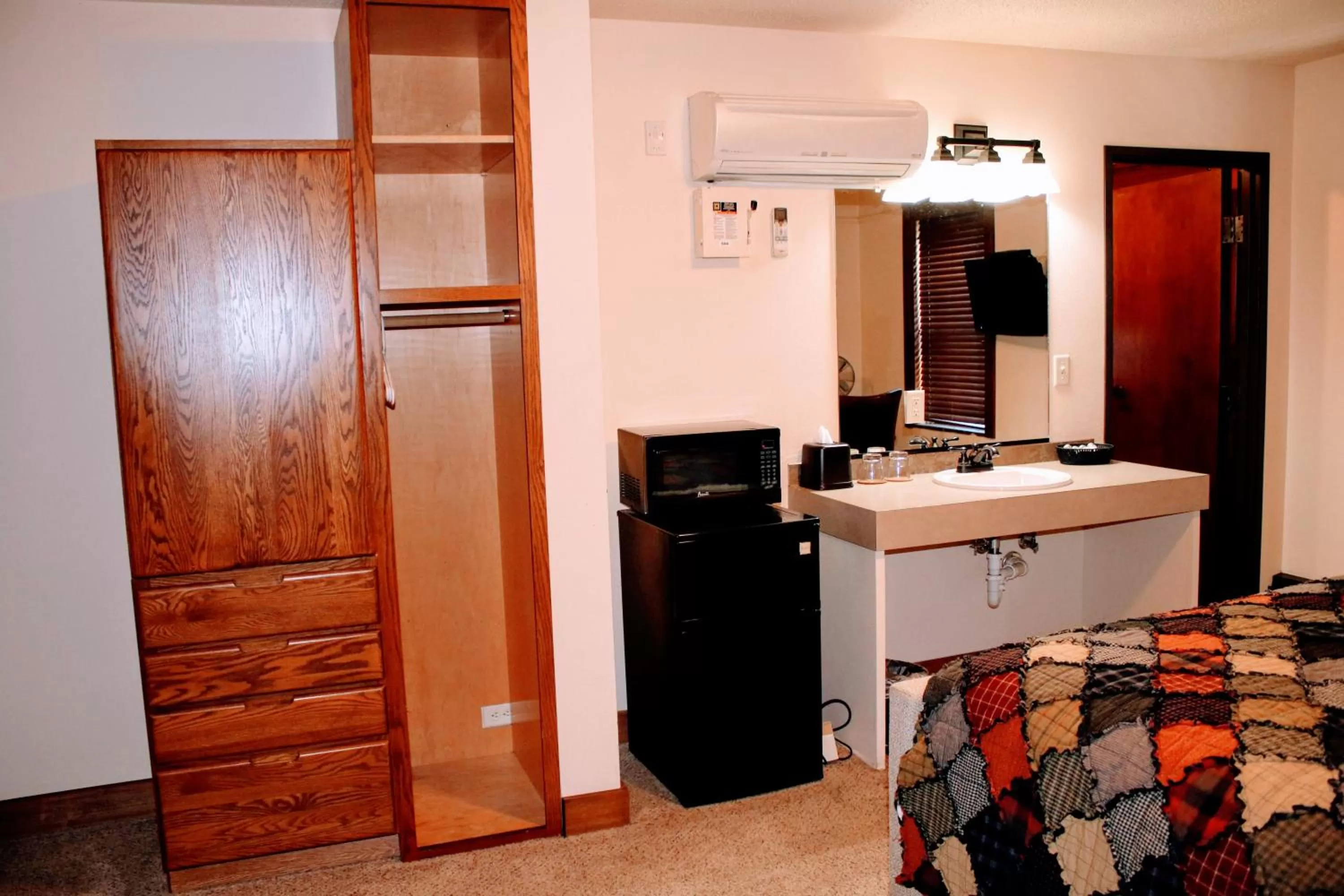 Bed in Iowa House Historic Inn