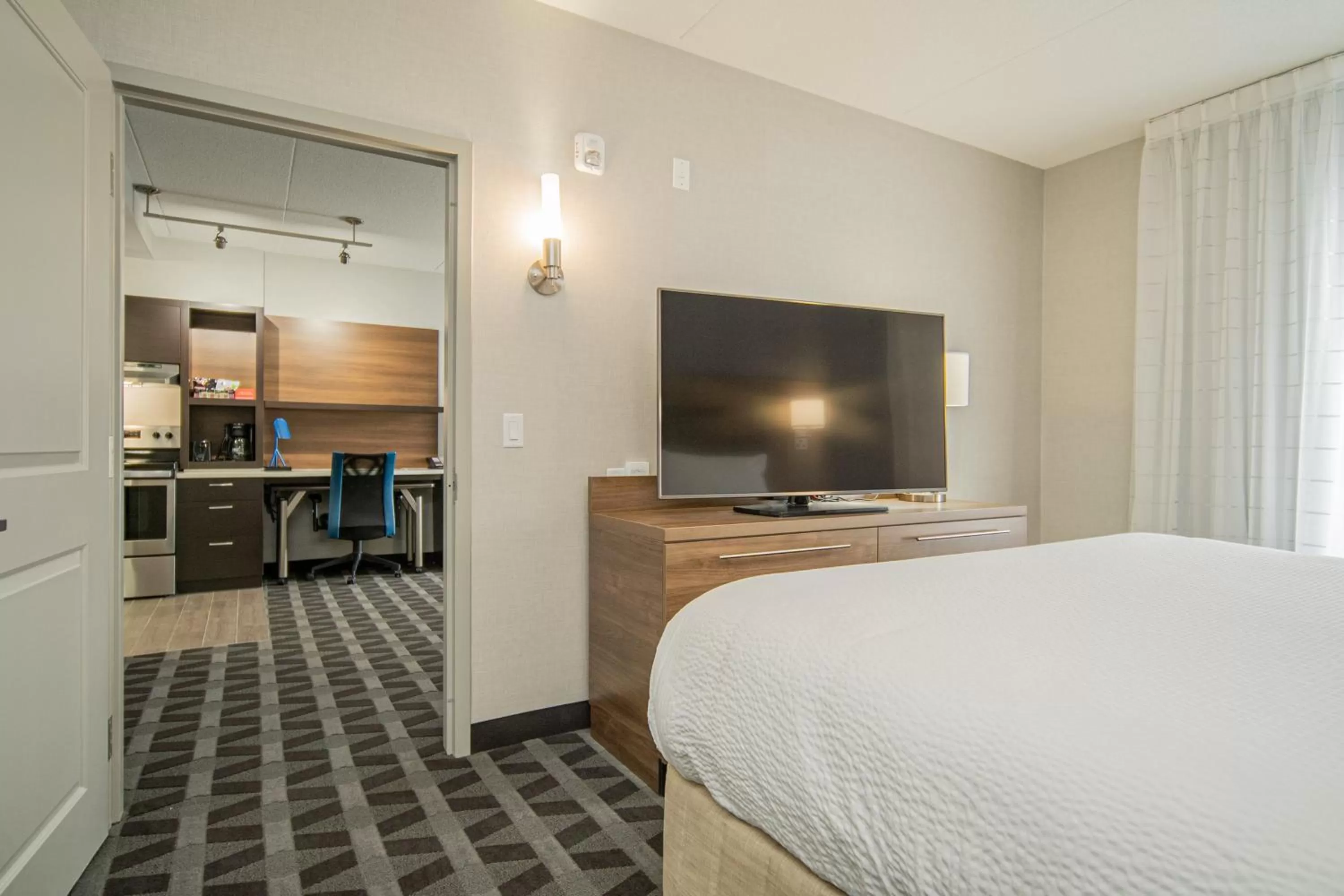 TV and multimedia, Bed in TownePlace Suites by Marriott Brantford and Conference Centre