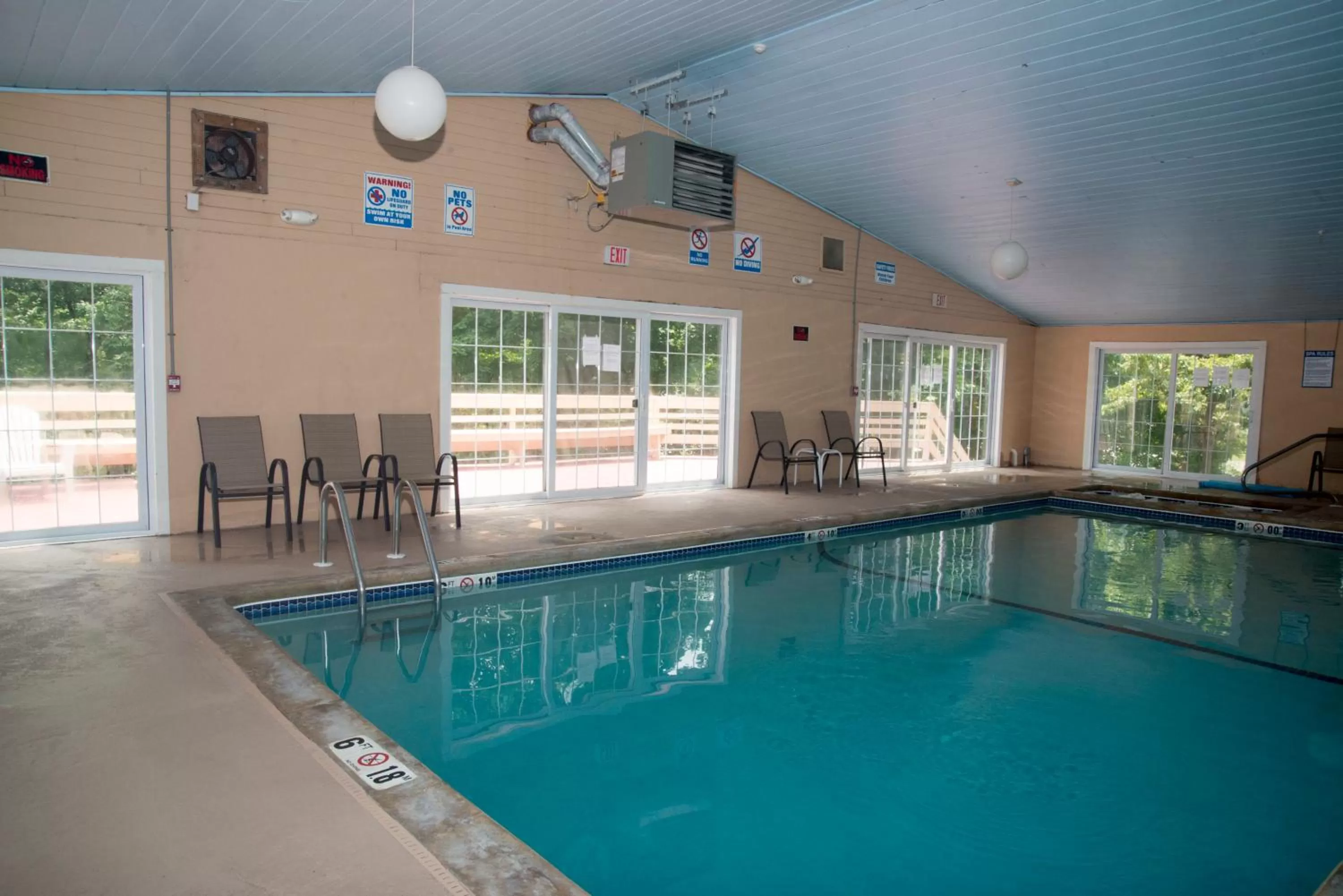 Swimming pool in Hampton Falls Inn