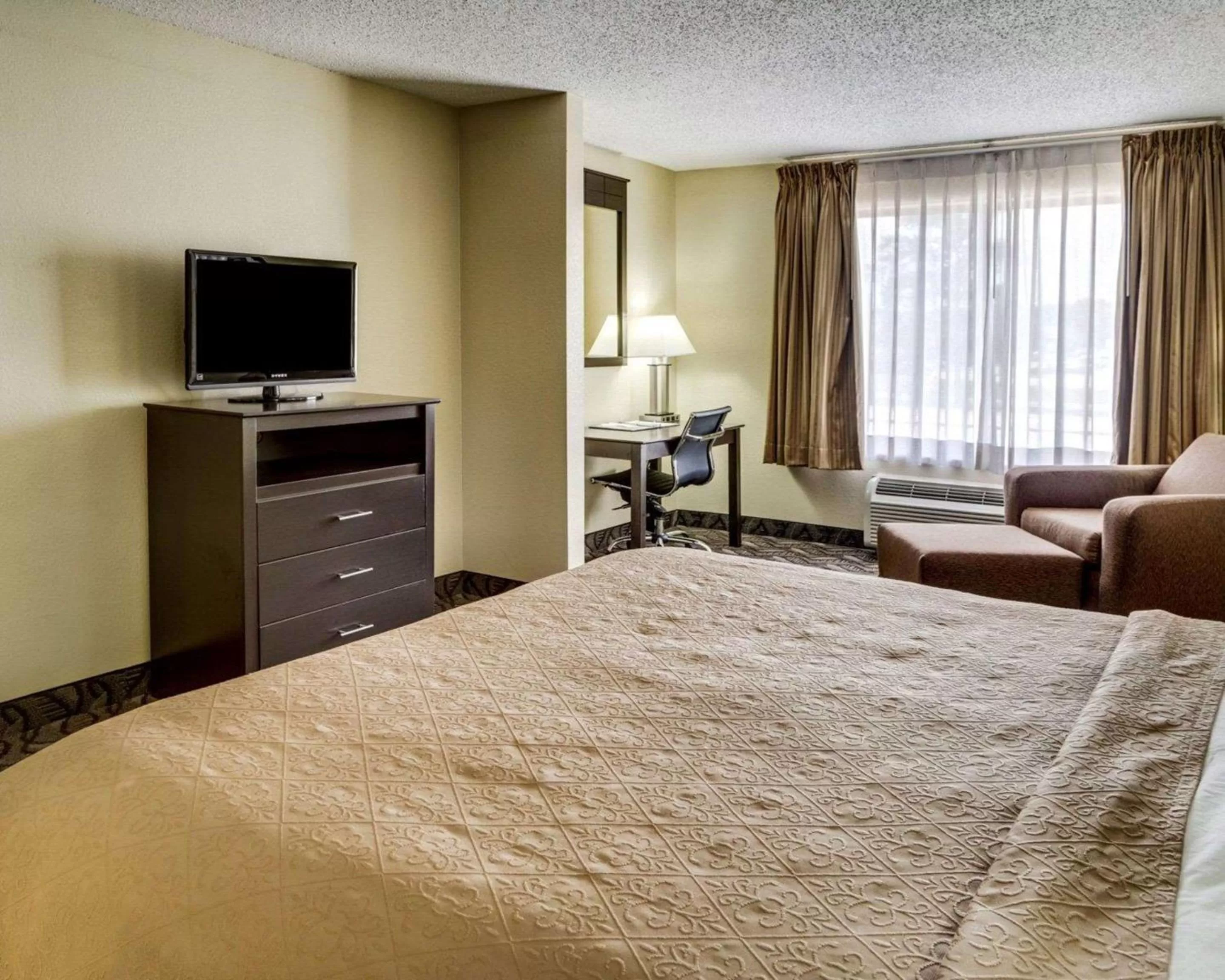Photo of the whole room, Bed in Quality Suites Baton Rouge East - Denham Springs