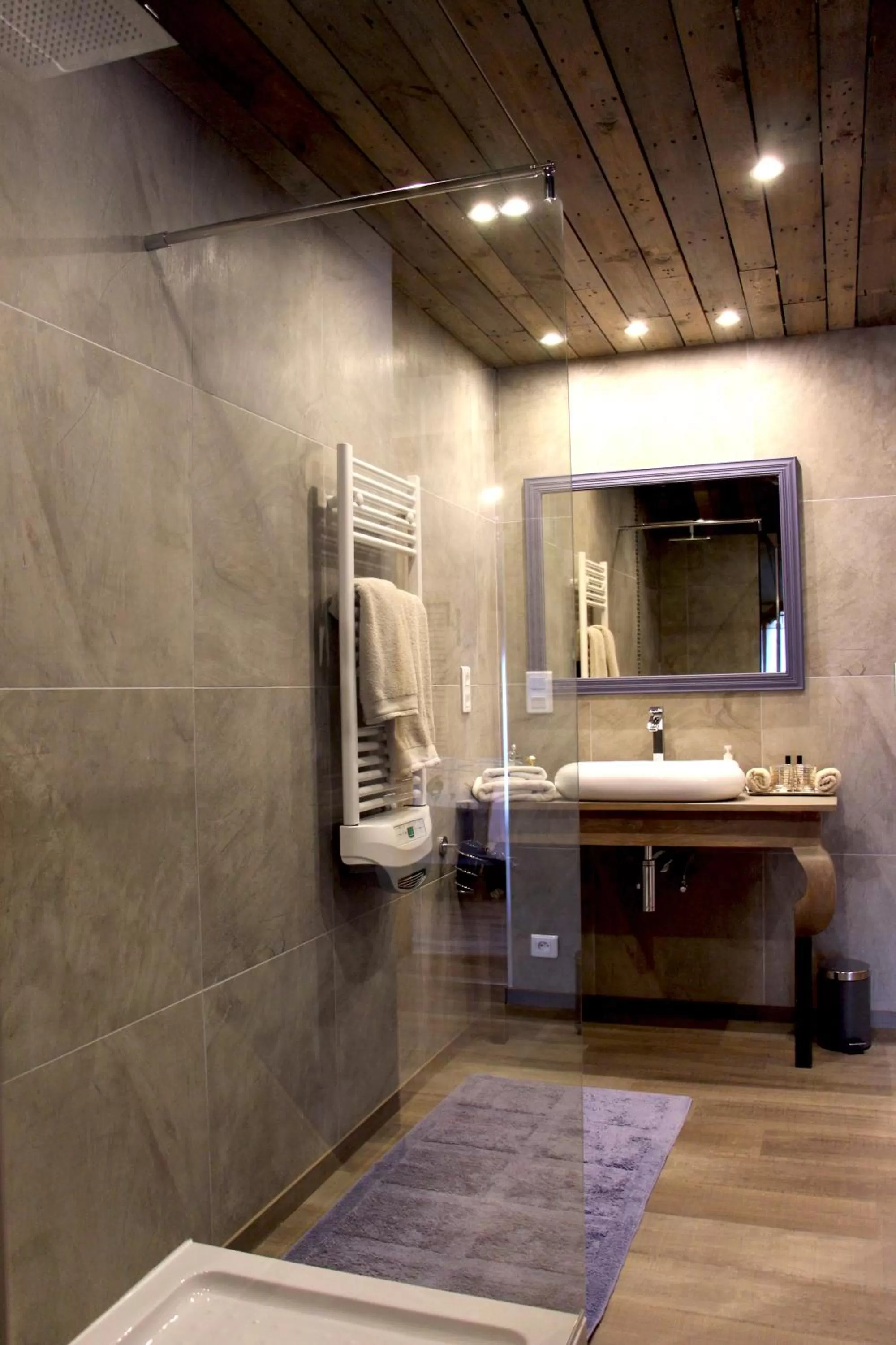 Bathroom in Sous les Platanes B&B