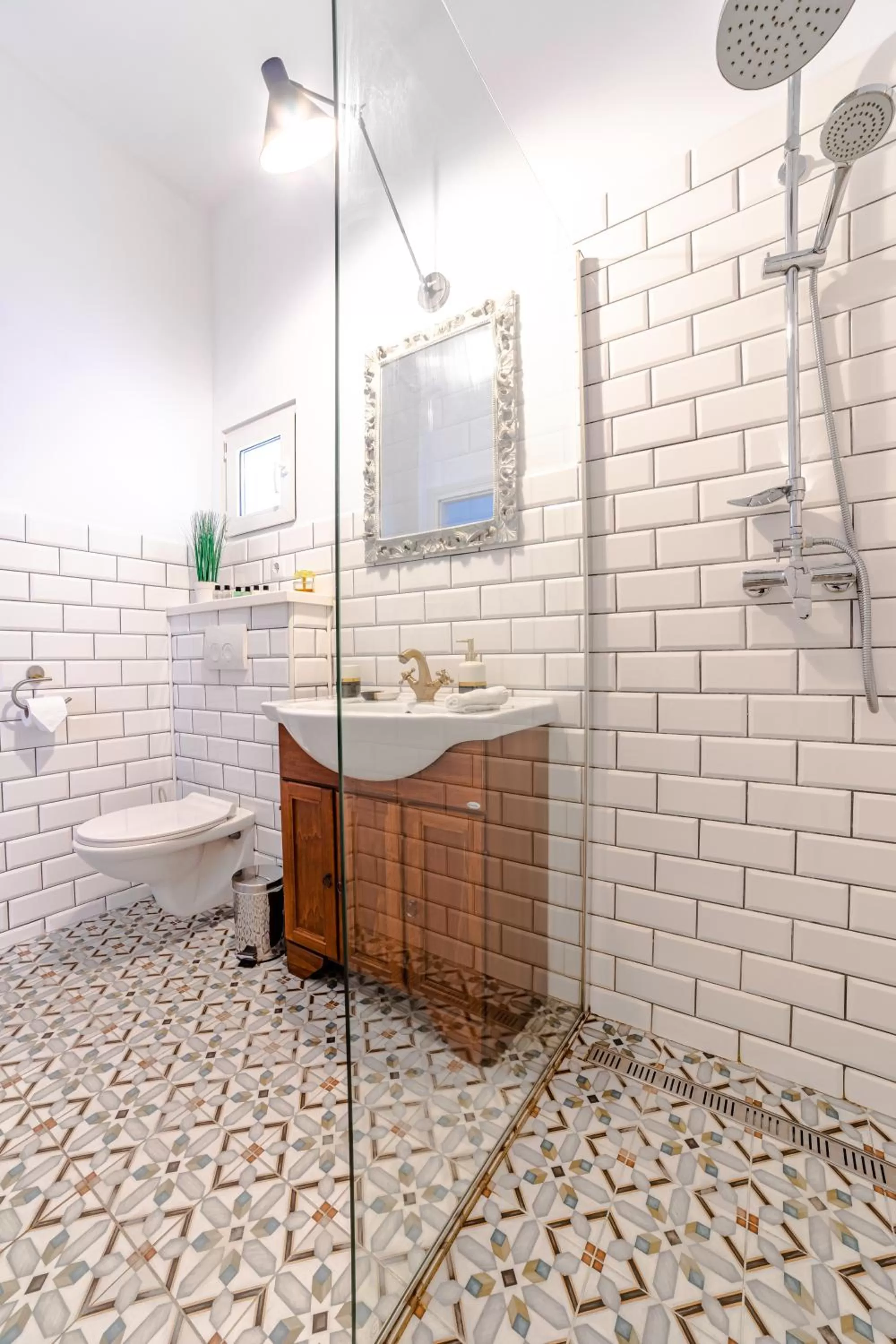 Bathroom in ALBERT RESIDENCE Brasov with complimentary parking and 10 percent Food and Drinks