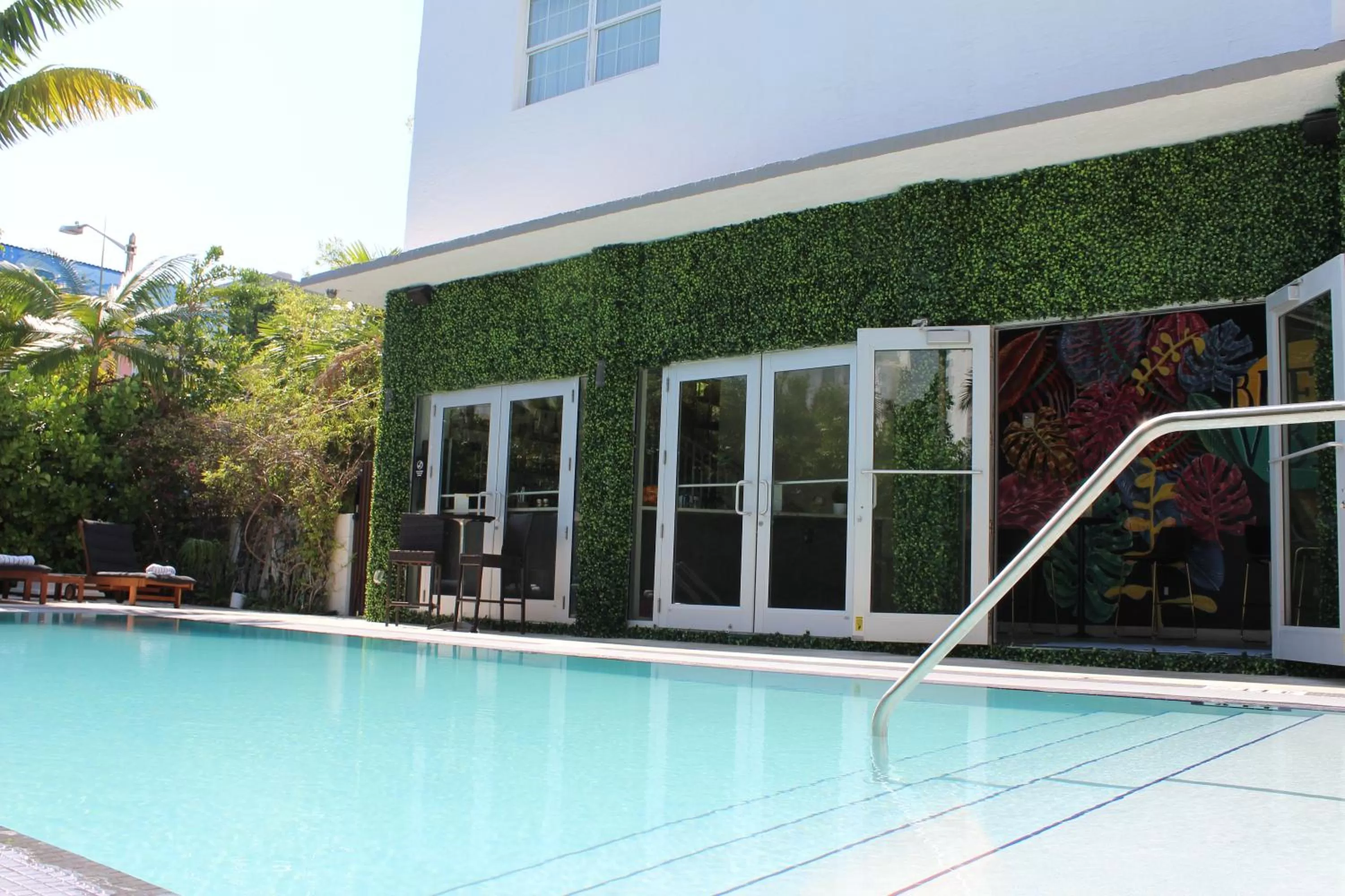 Swimming pool in San Juan Hotel Miami Beach