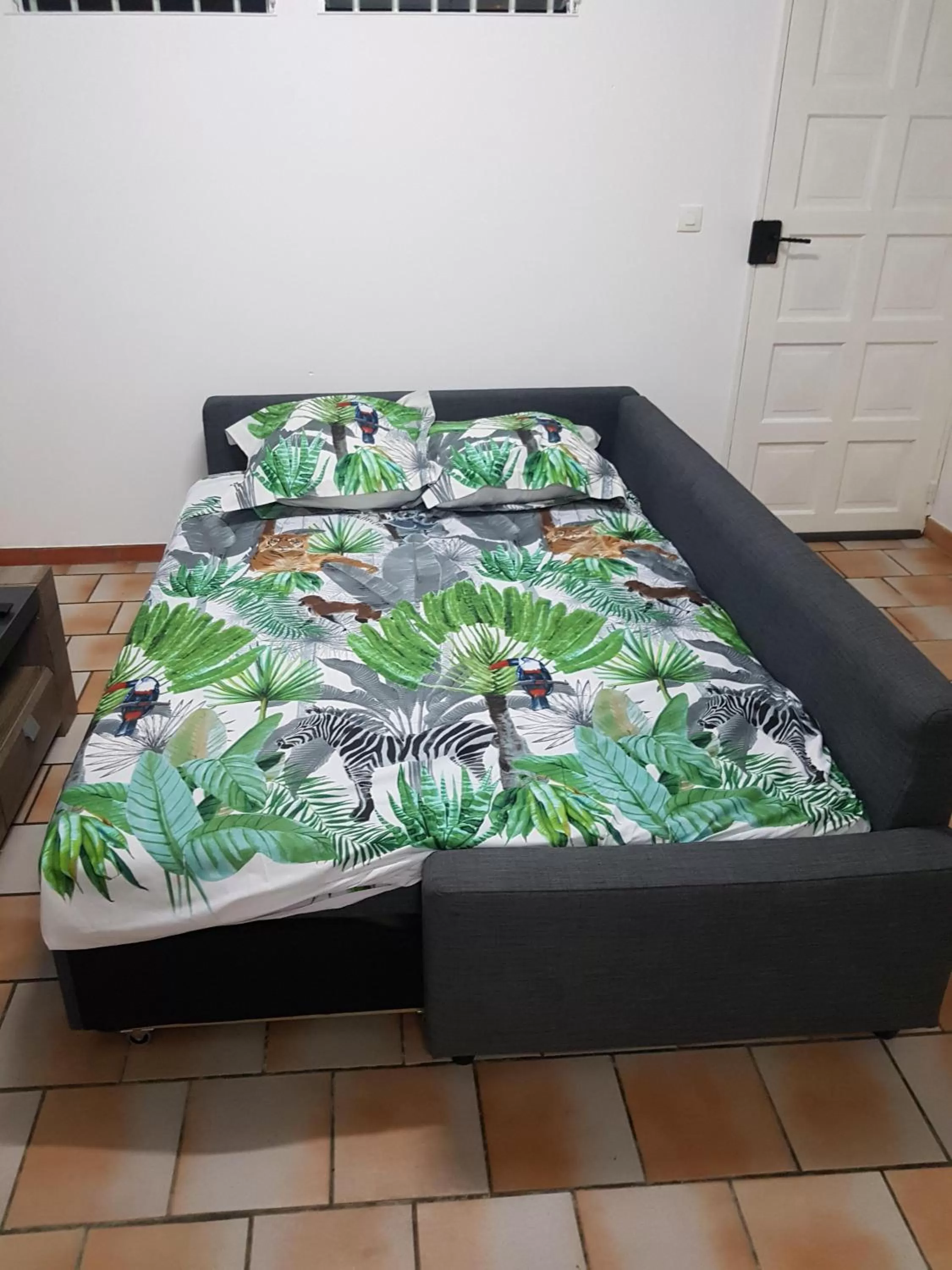 Living room, Bed in Appartement de la Baie