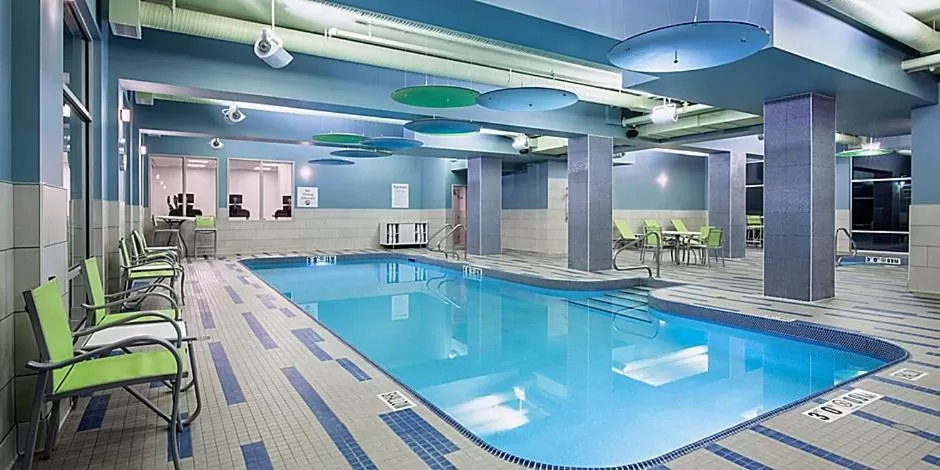 Swimming pool in Holiday Inn Express & Suites - Brandon by IHG