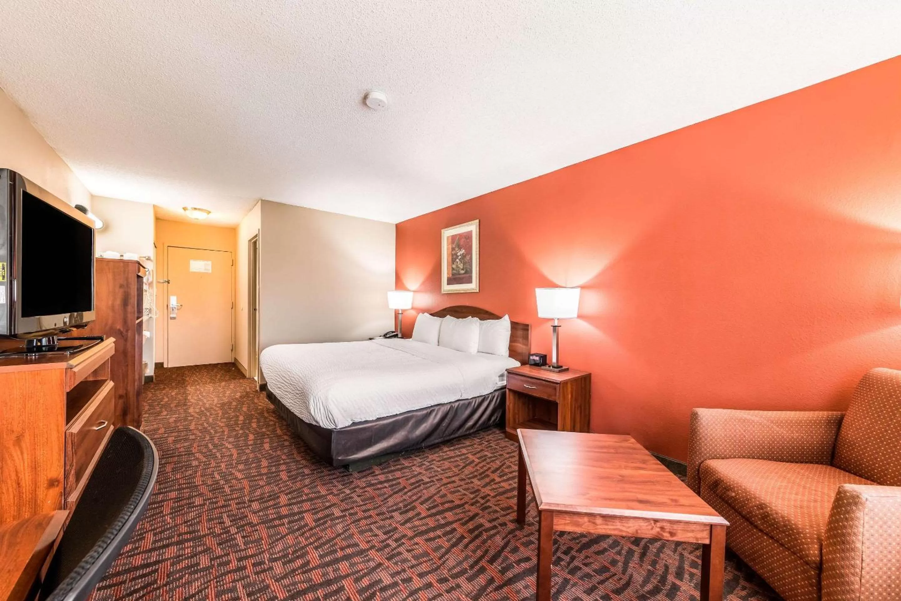 Photo of the whole room, Bed in Lake Norman Inn and Suites