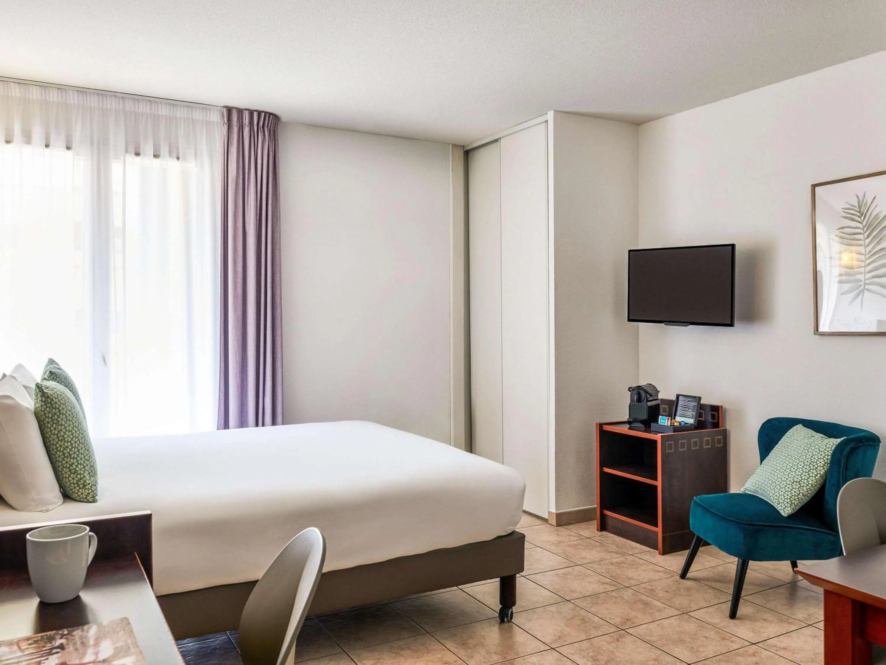 Coffee/tea facilities, Bed in Aparthotel Adagio Access Nice Acropolis