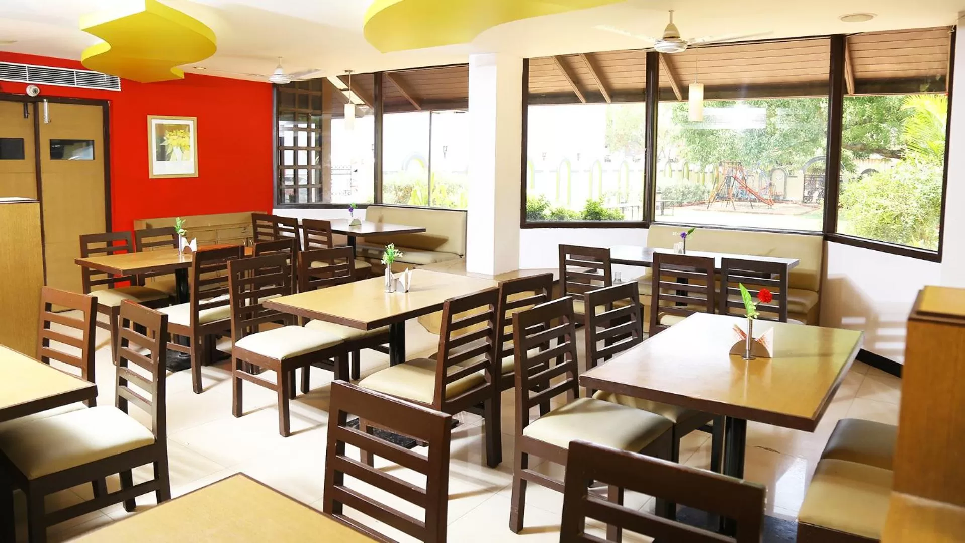 Restaurant/places to eat in Hotel Rajavihar