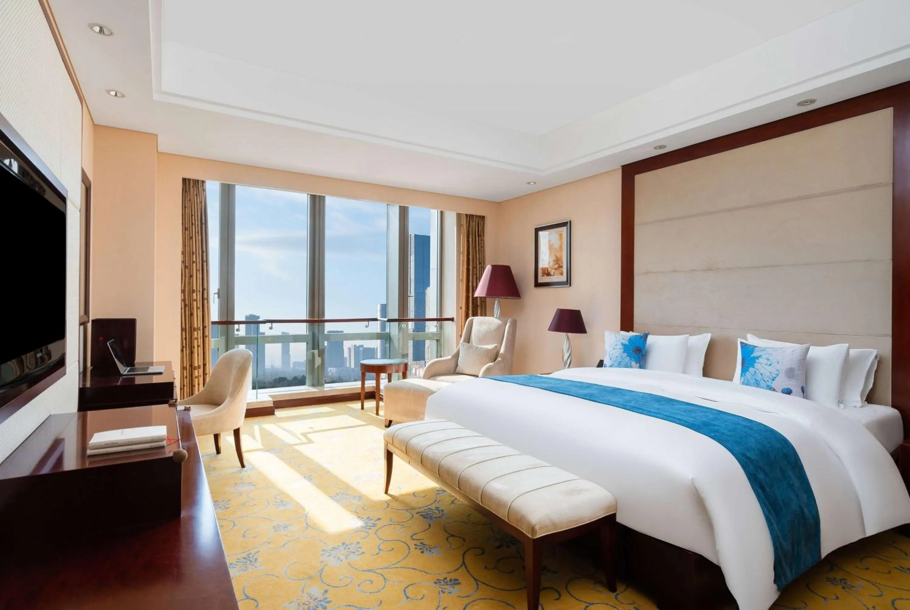 Photo of the whole room, Bed in Howard Johnson Tropical Garden Plaza Kunming Chenggong