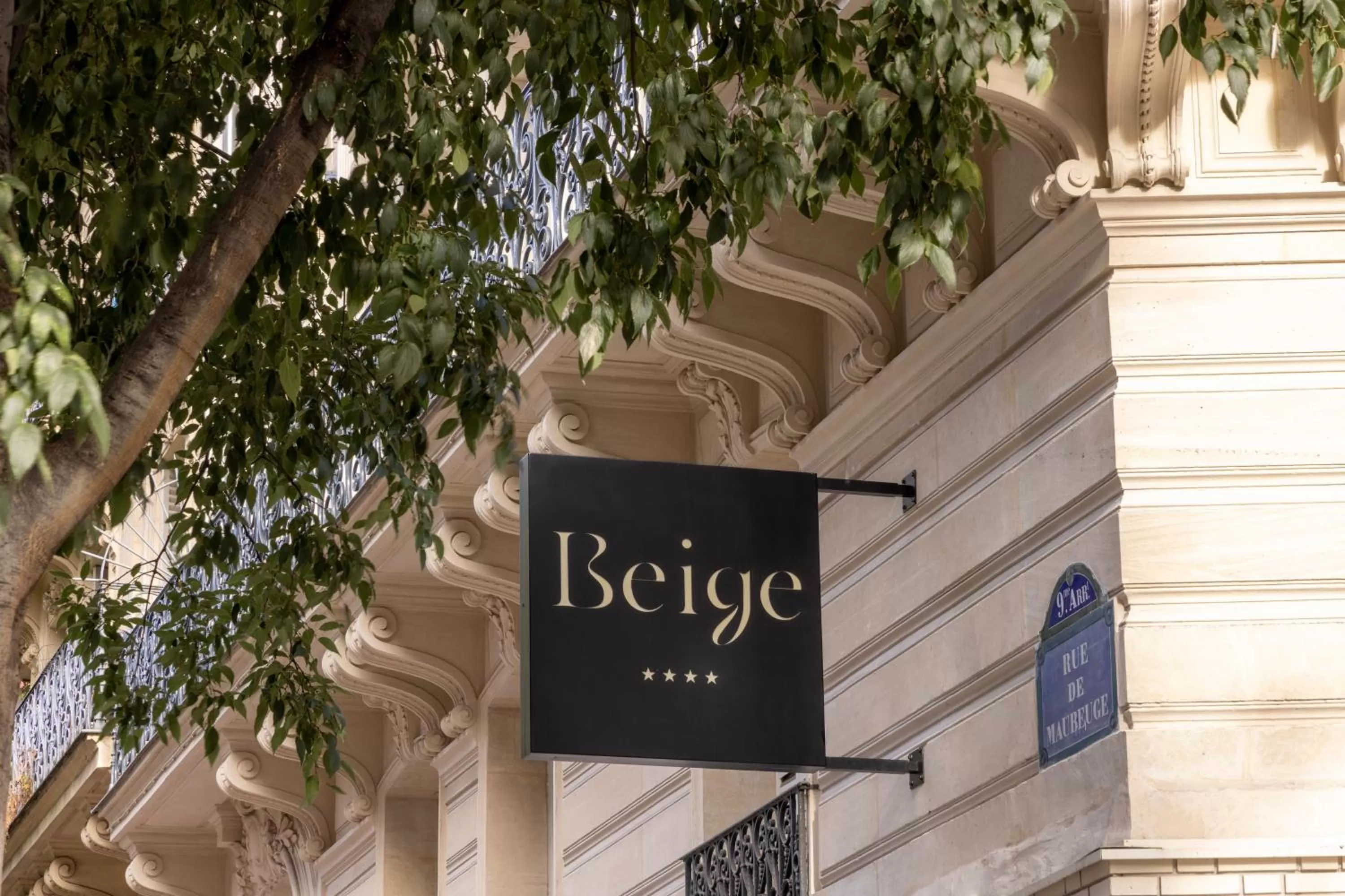 Property building in Hôtel Beige