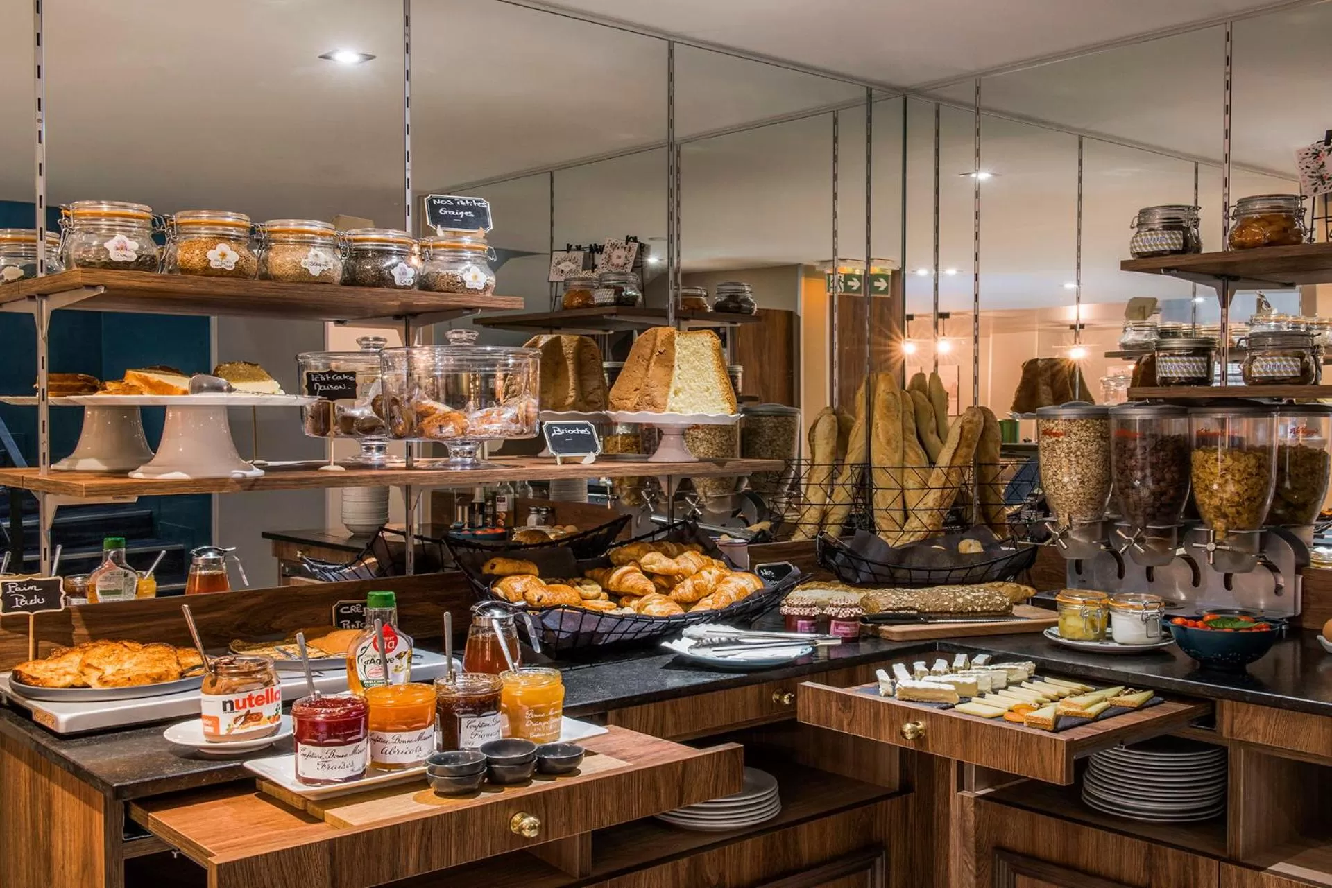 Continental breakfast in Hôtel Mercure Paris Suresnes Longchamp
