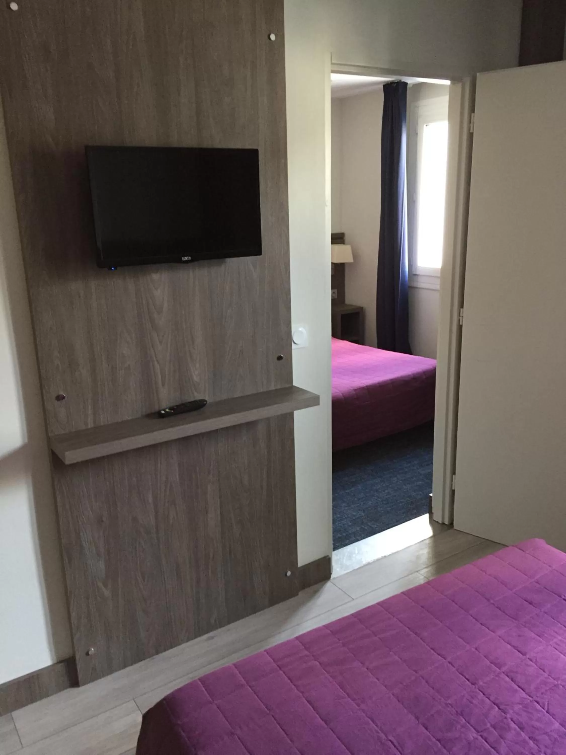 Bedroom, Bed in Hôtel Mont-Brison