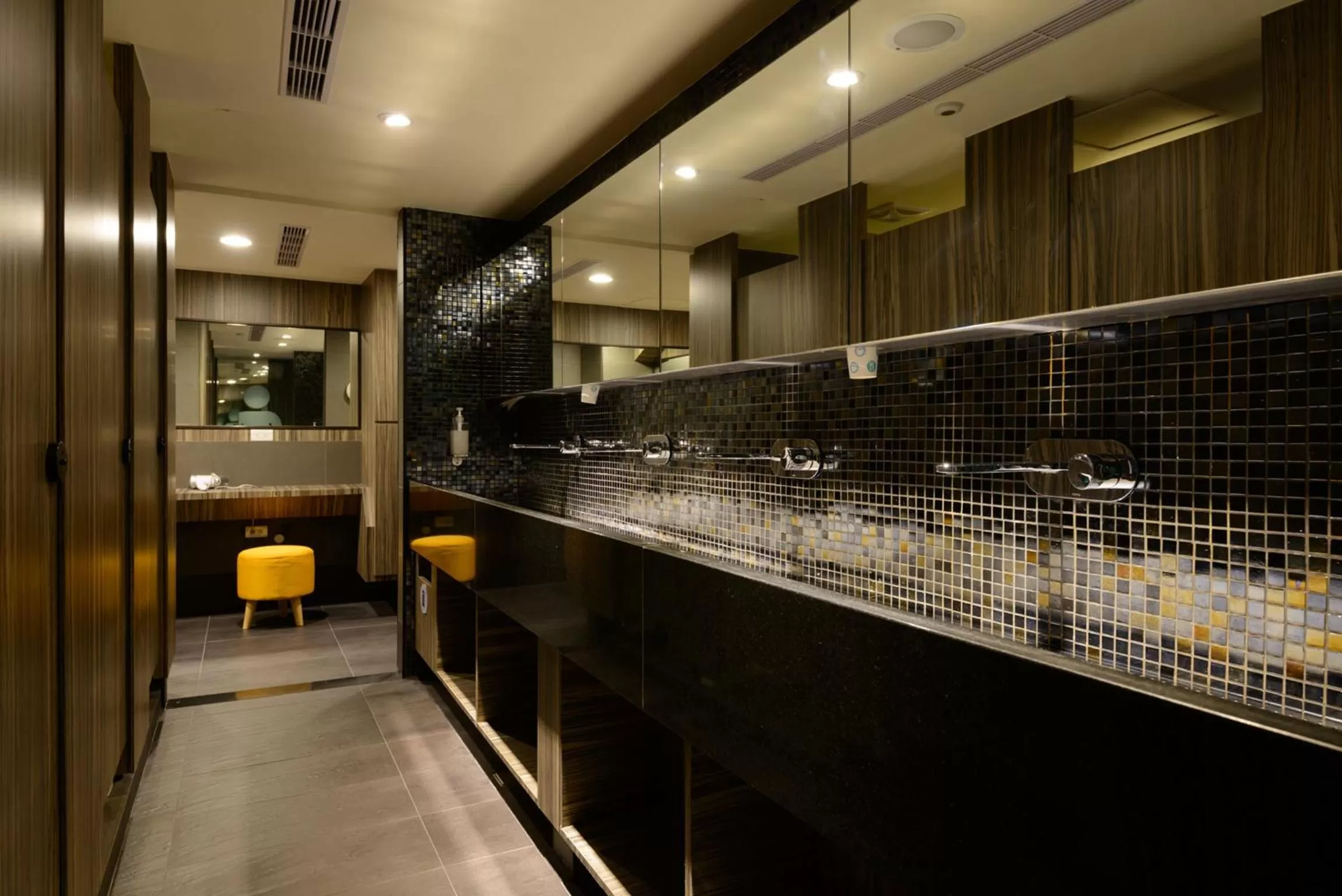 Shower in Poshpacker Hotel