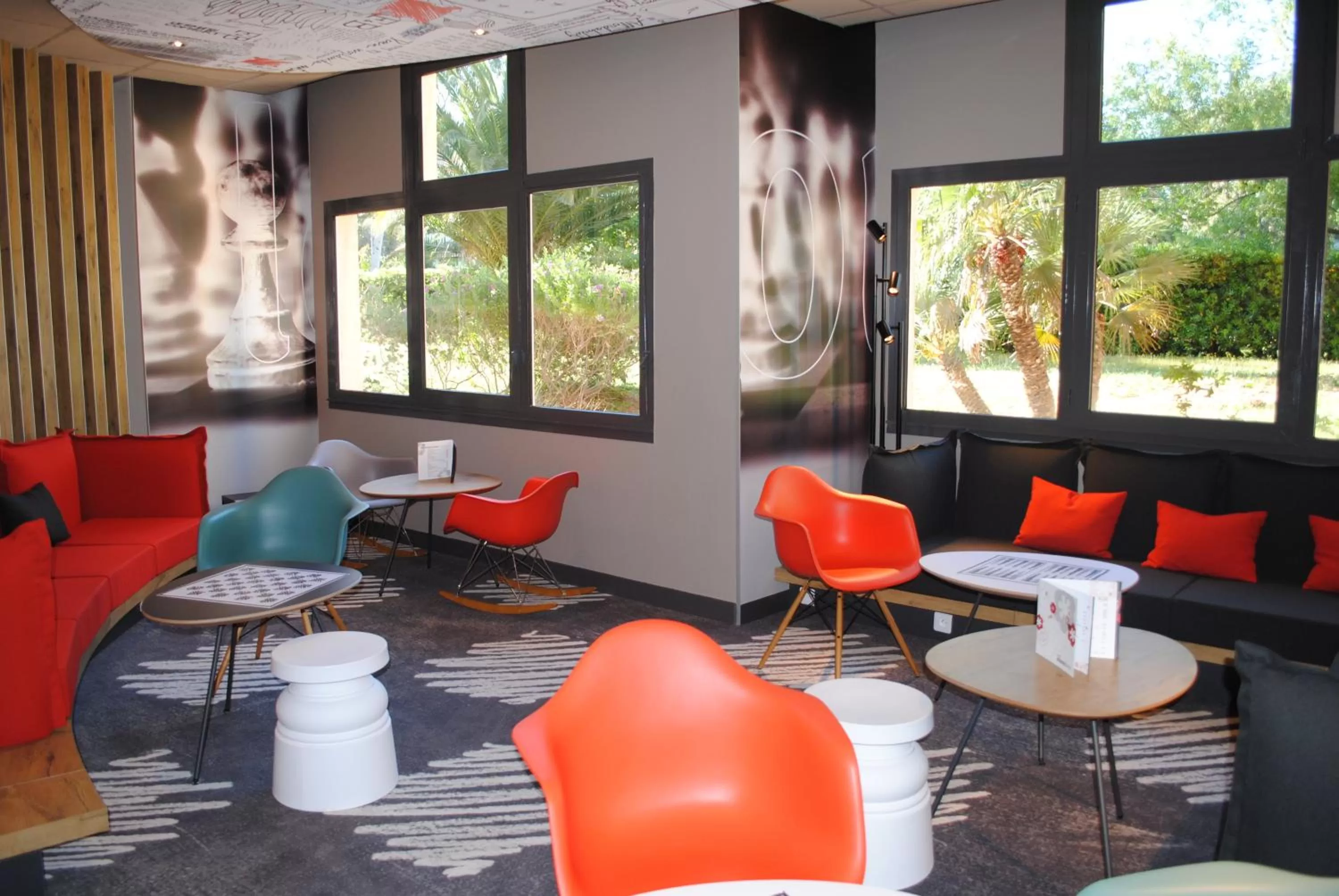 Lounge or bar in ibis Hyeres Centre