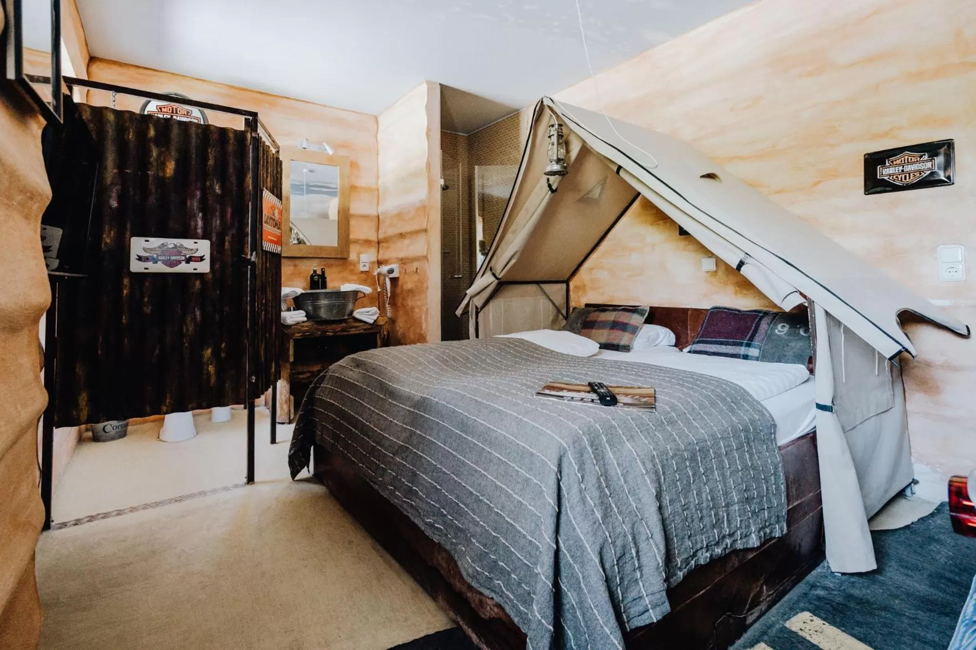 Photo of the whole room, Bed in Road Stop Dortmund