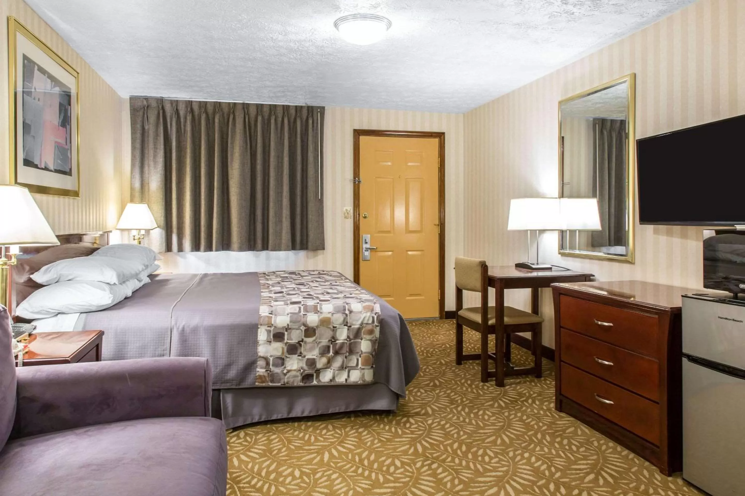 Photo of the whole room, Bed in Rodeway Inn & Suites Branford - Guilford