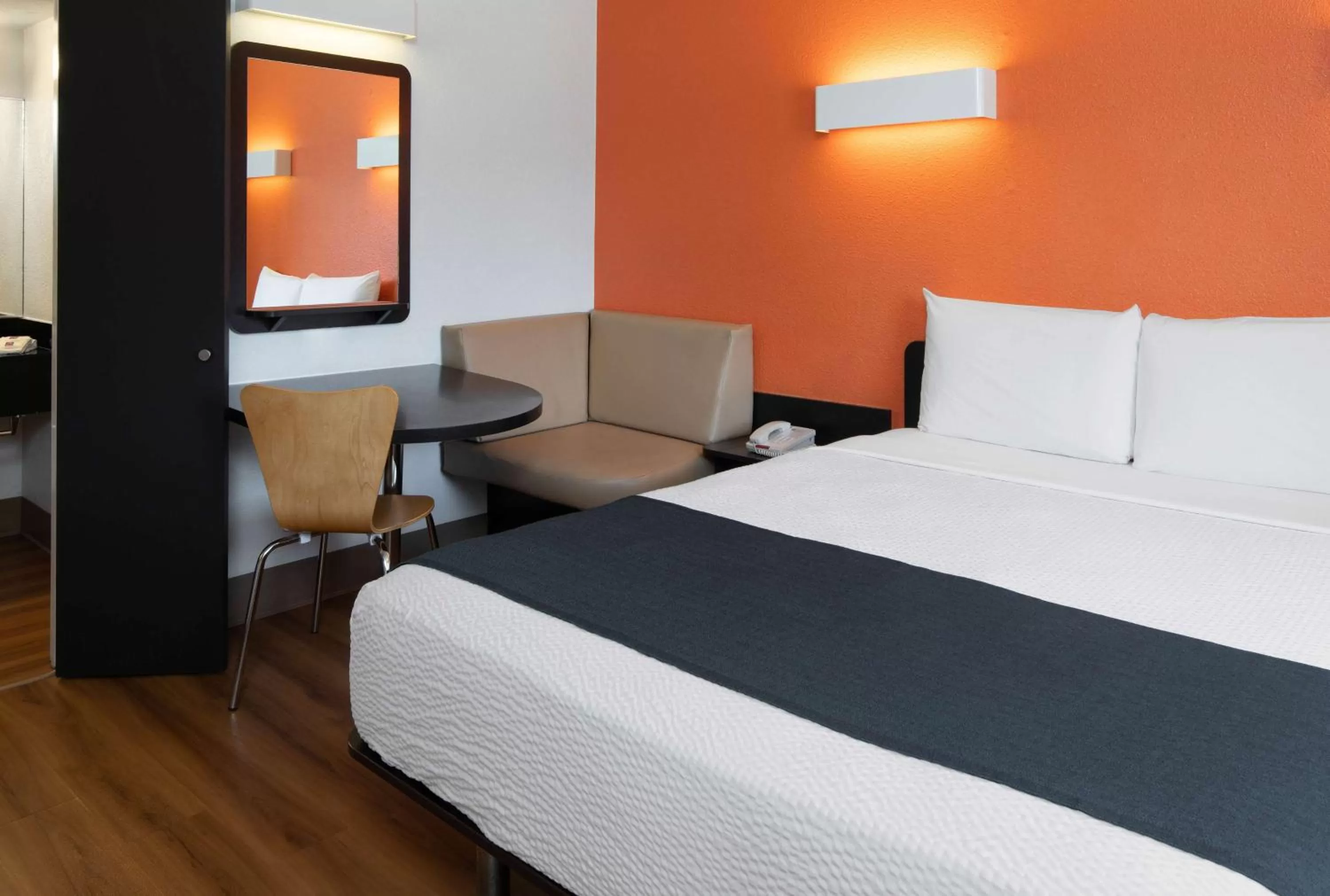 Bedroom, Bed in Motel 6-Carpinteria, CA - Santa Barbara - South