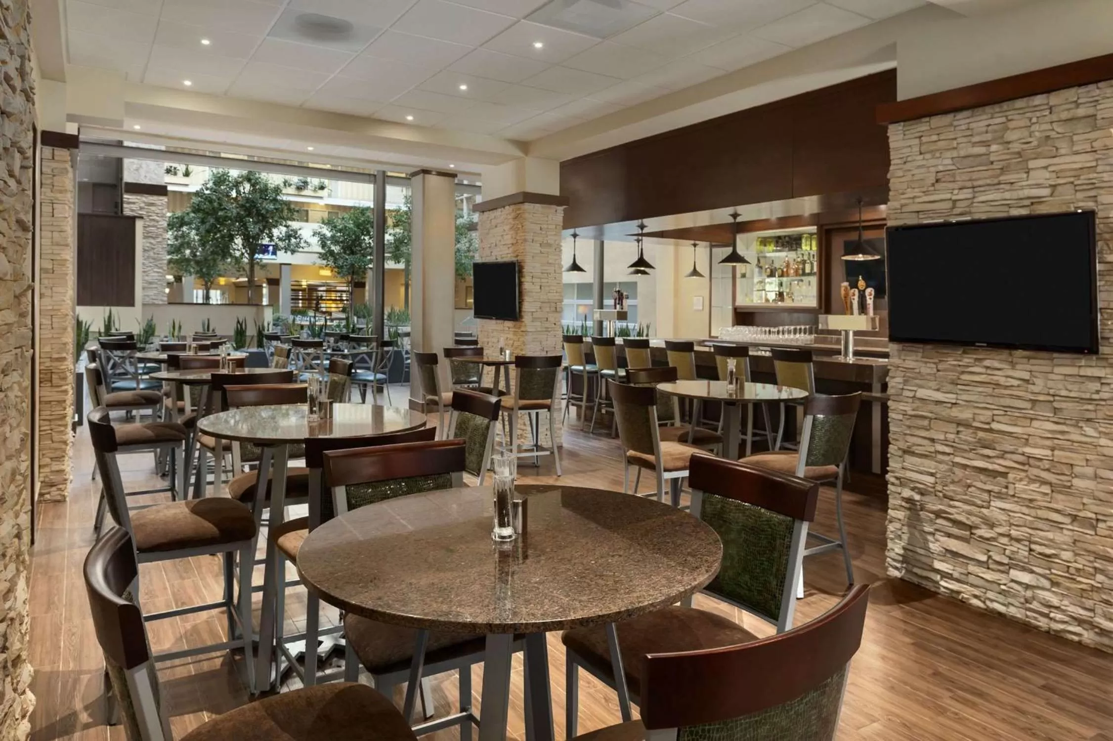 Restaurant/places to eat in Embassy Suites by Hilton Dallas Market Center