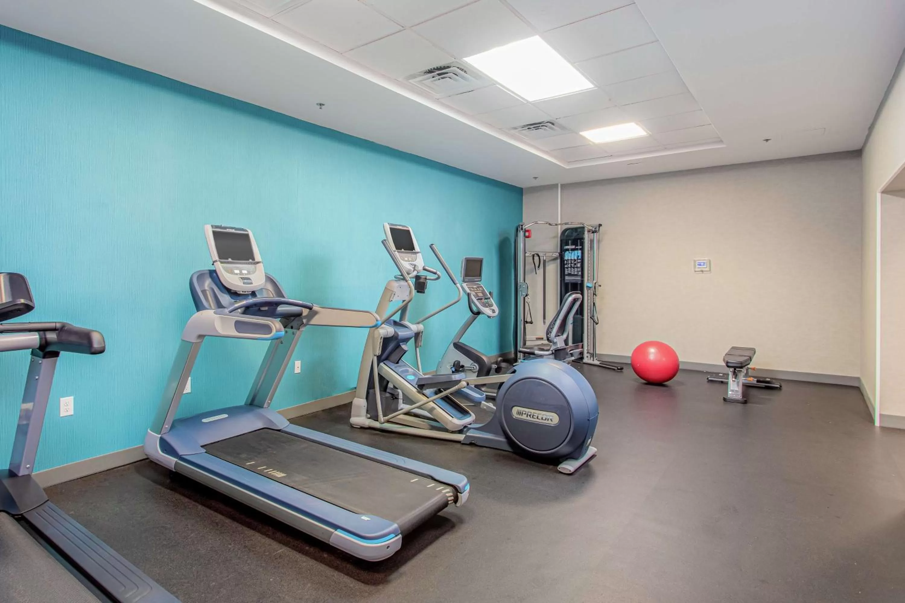 Fitness centre/facilities in Hampton Inn Pensacola Beach