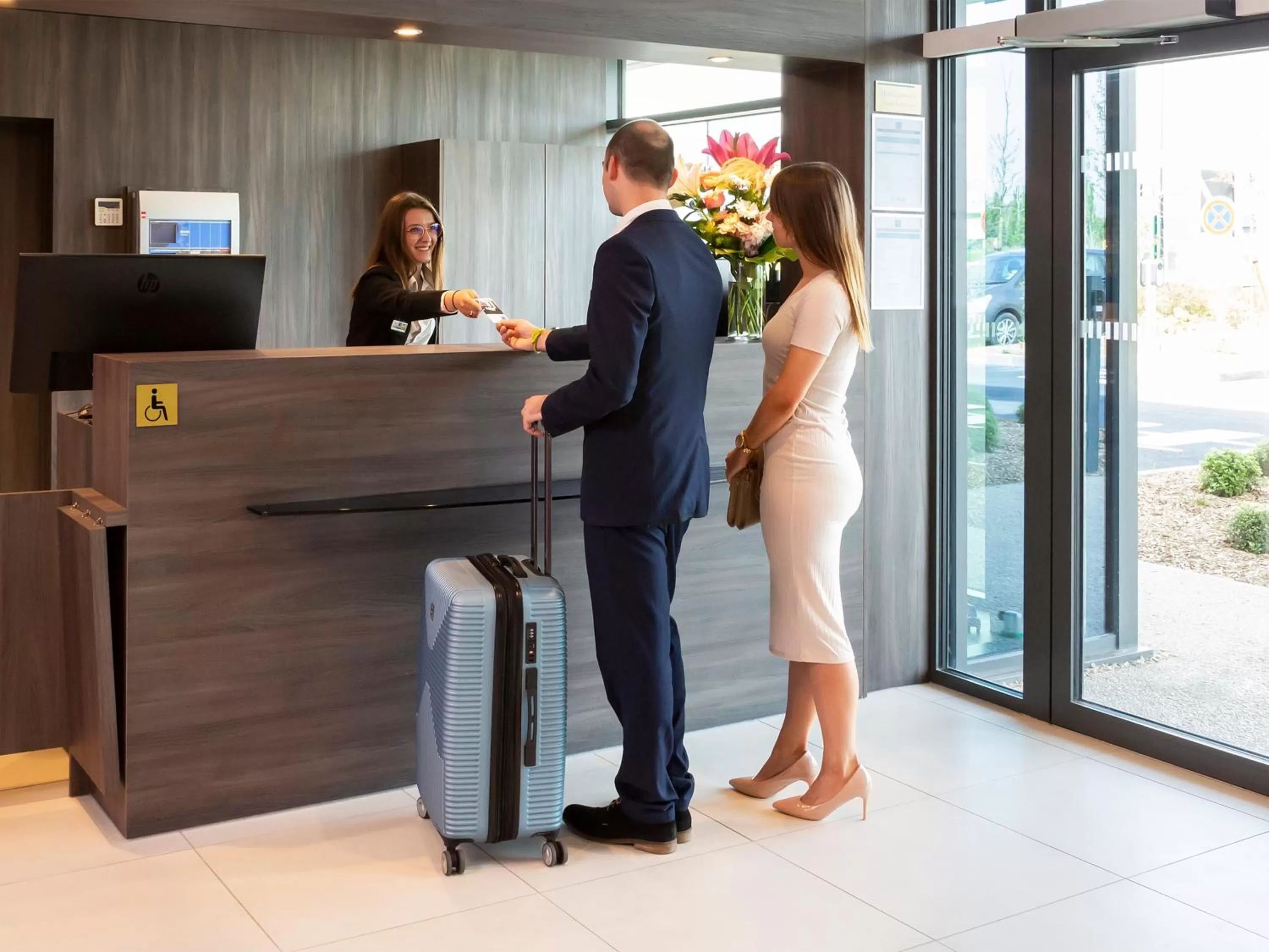 Lobby or reception in Hôtel Roi Soleil Prestige Plaisir - St Quentin