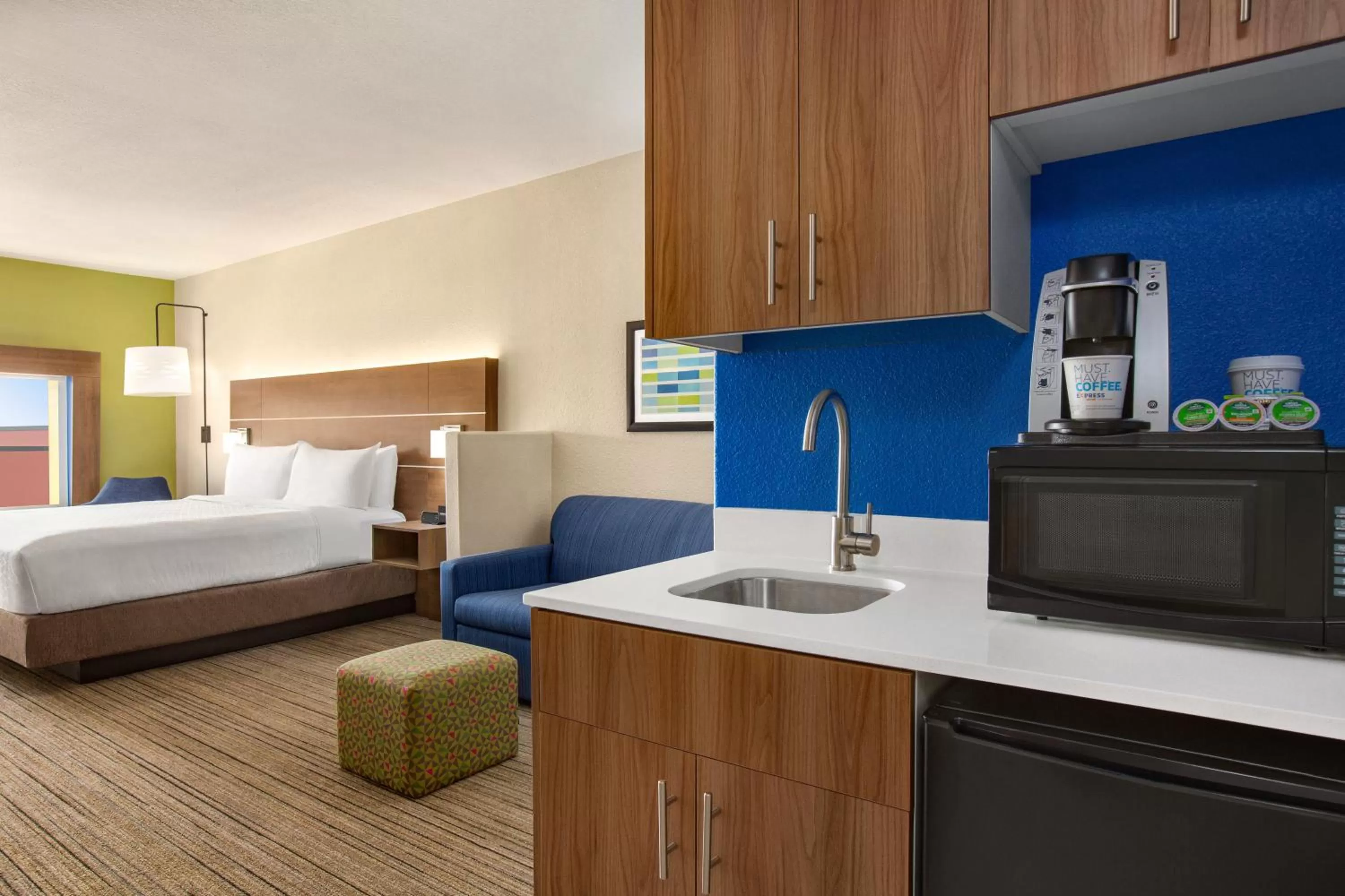 Bedroom, Kitchen/Kitchenette in Holiday Inn Express Hotel & Suites Mission-McAllen Area, an IHG Hotel