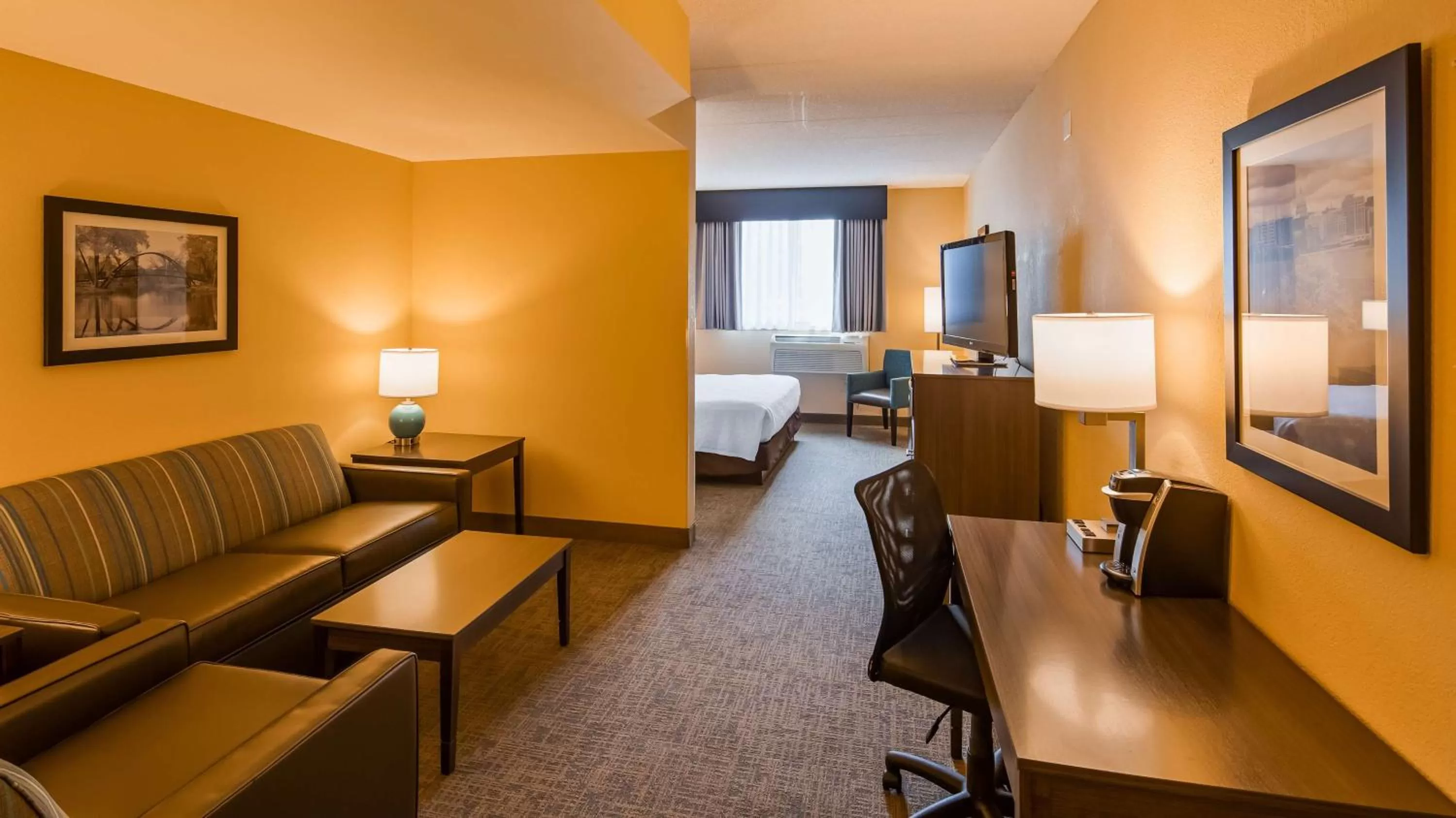 Photo of the whole room, Bed in Best Western East Towne Suites