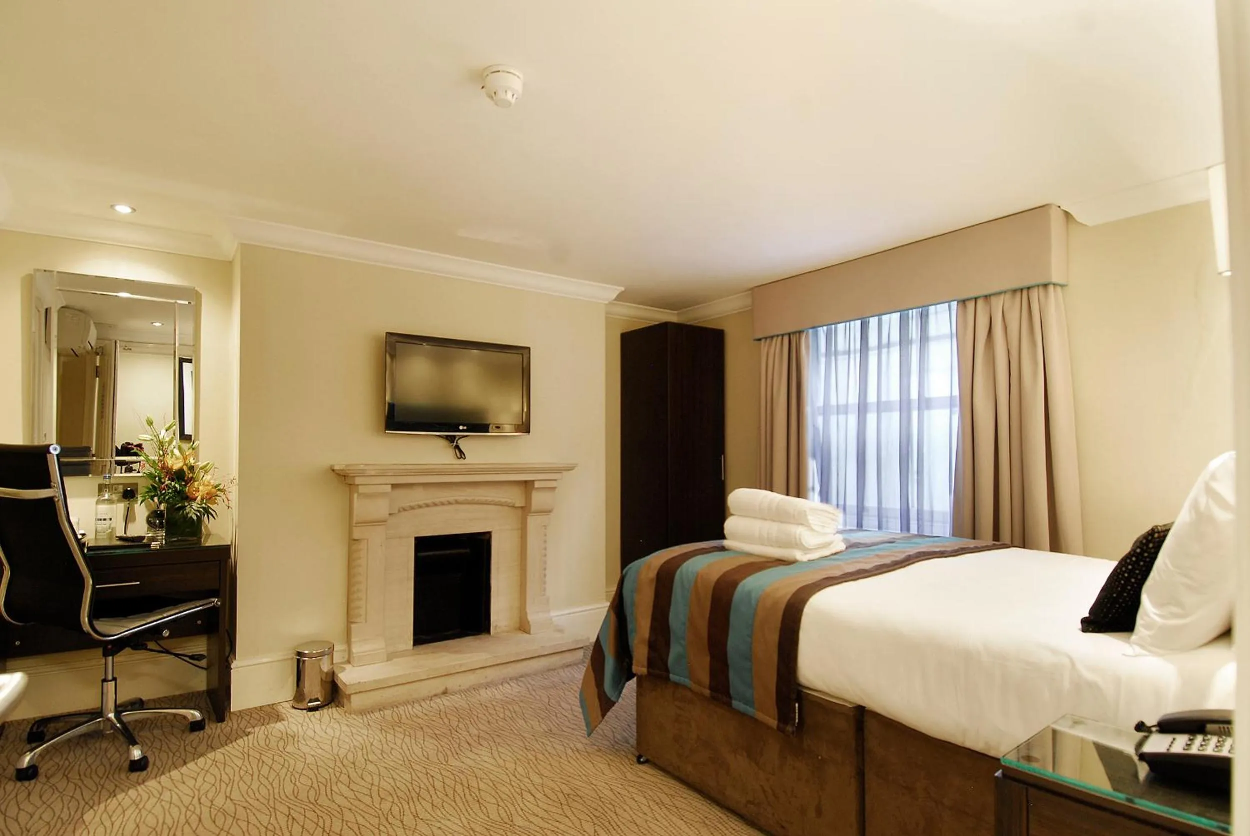 Photo of the whole room, Bed in Astors Belgravia