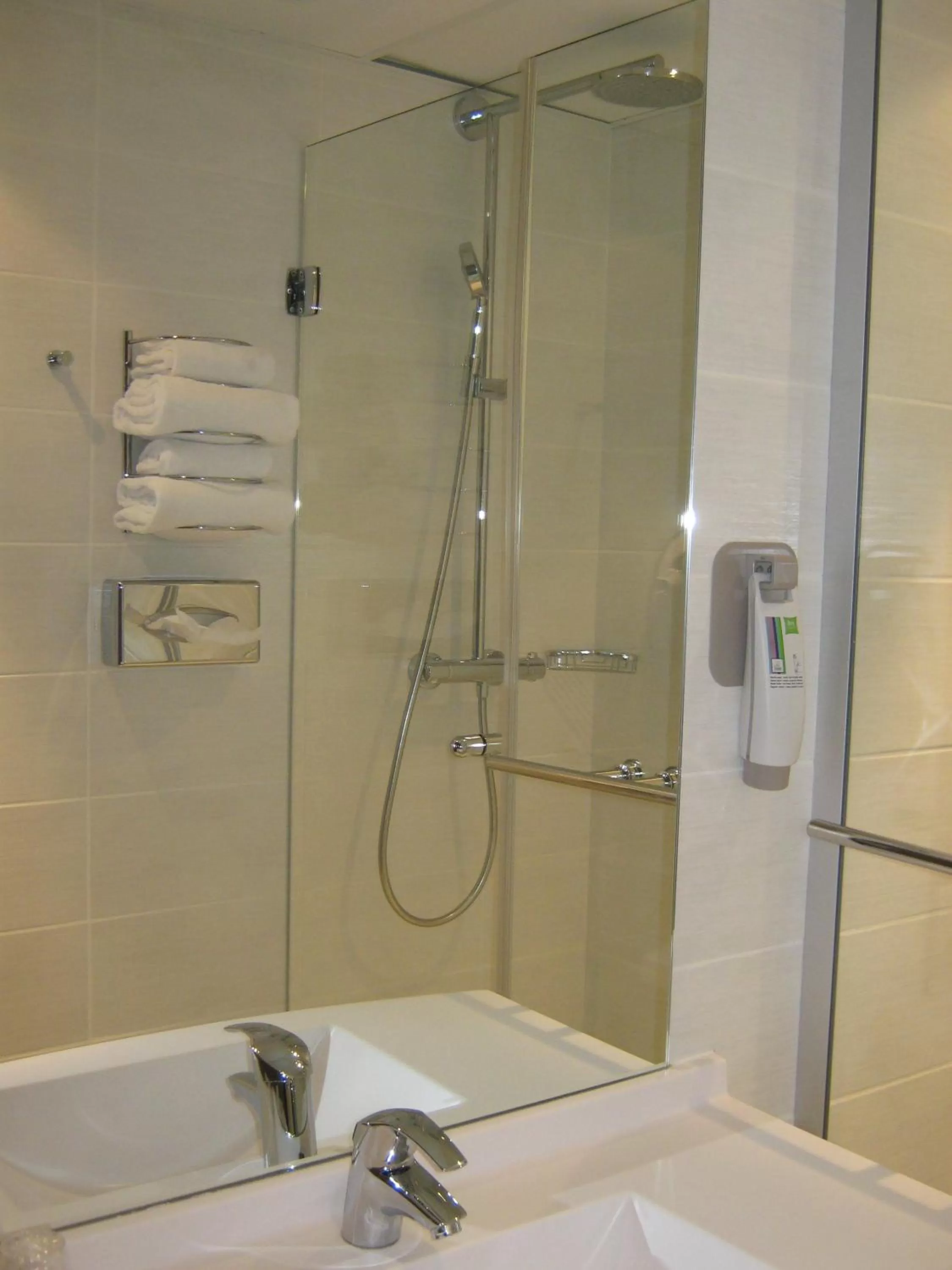 Bathroom in ibis Styles Saint Dizier