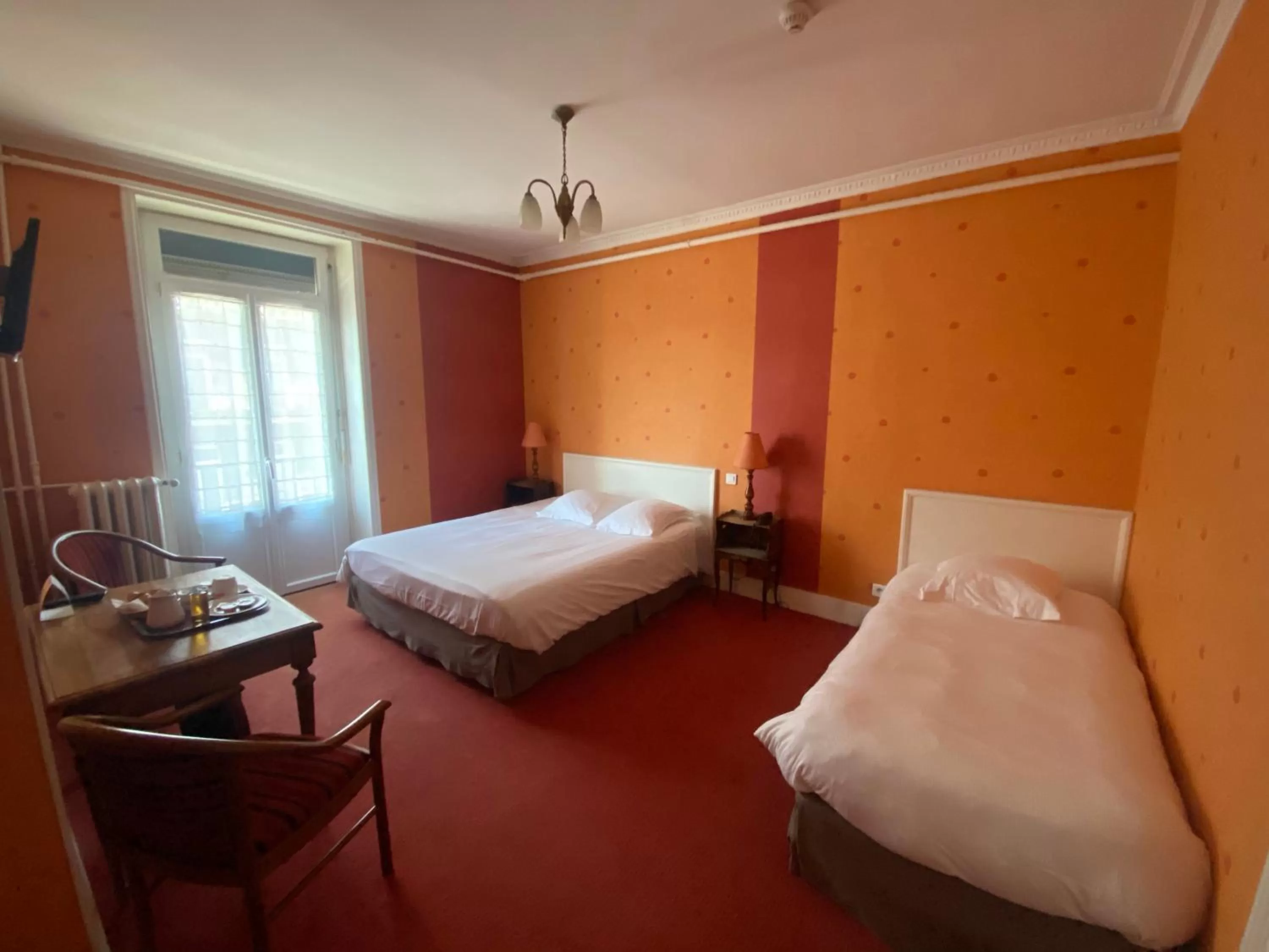 Photo of the whole room, Bed in The Originals Boutique, Hôtel Terminus, Bourg-en-Bresse Gare