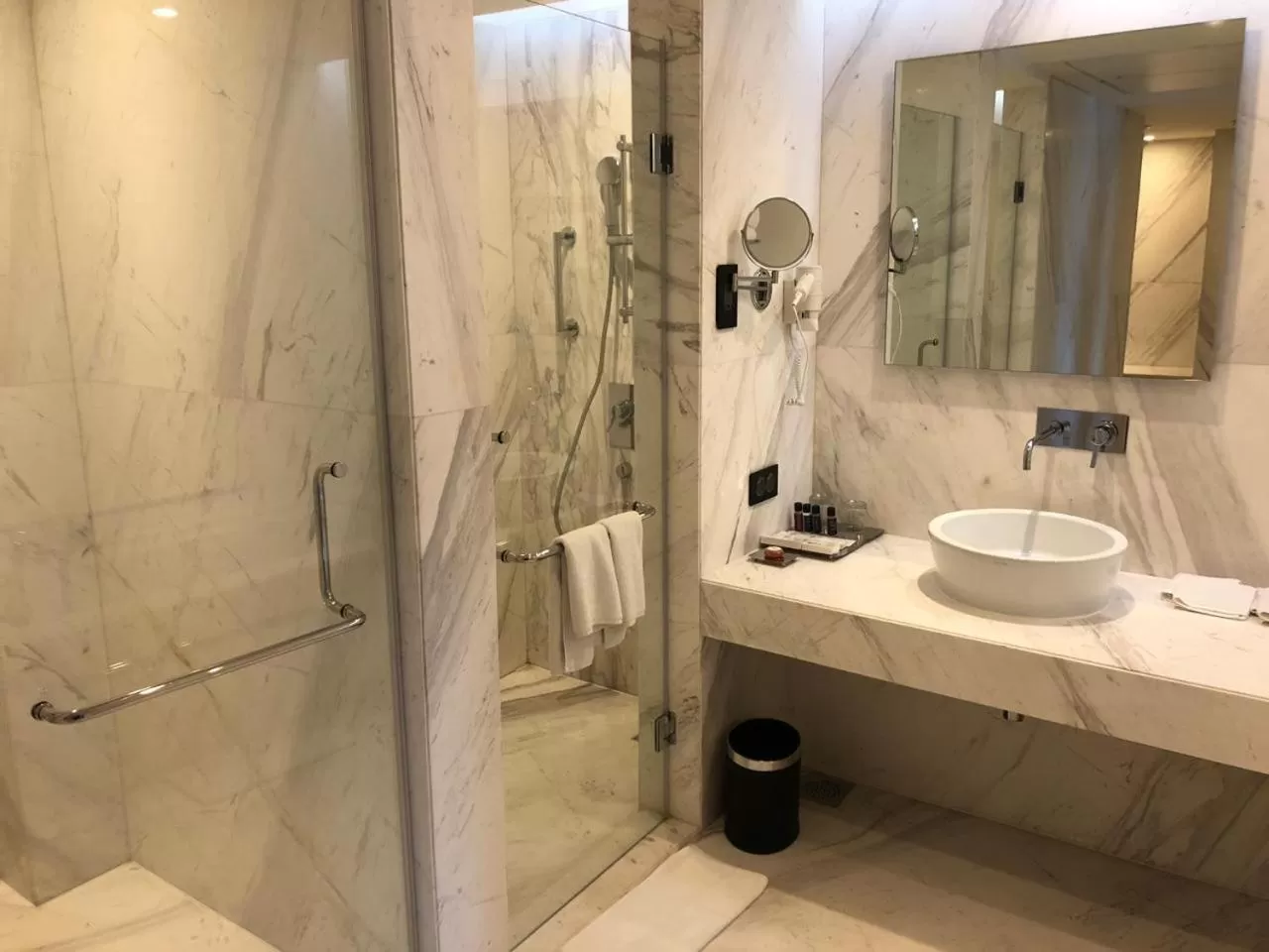 Toilet in Pride Plaza Hotel, Aerocity New Delhi