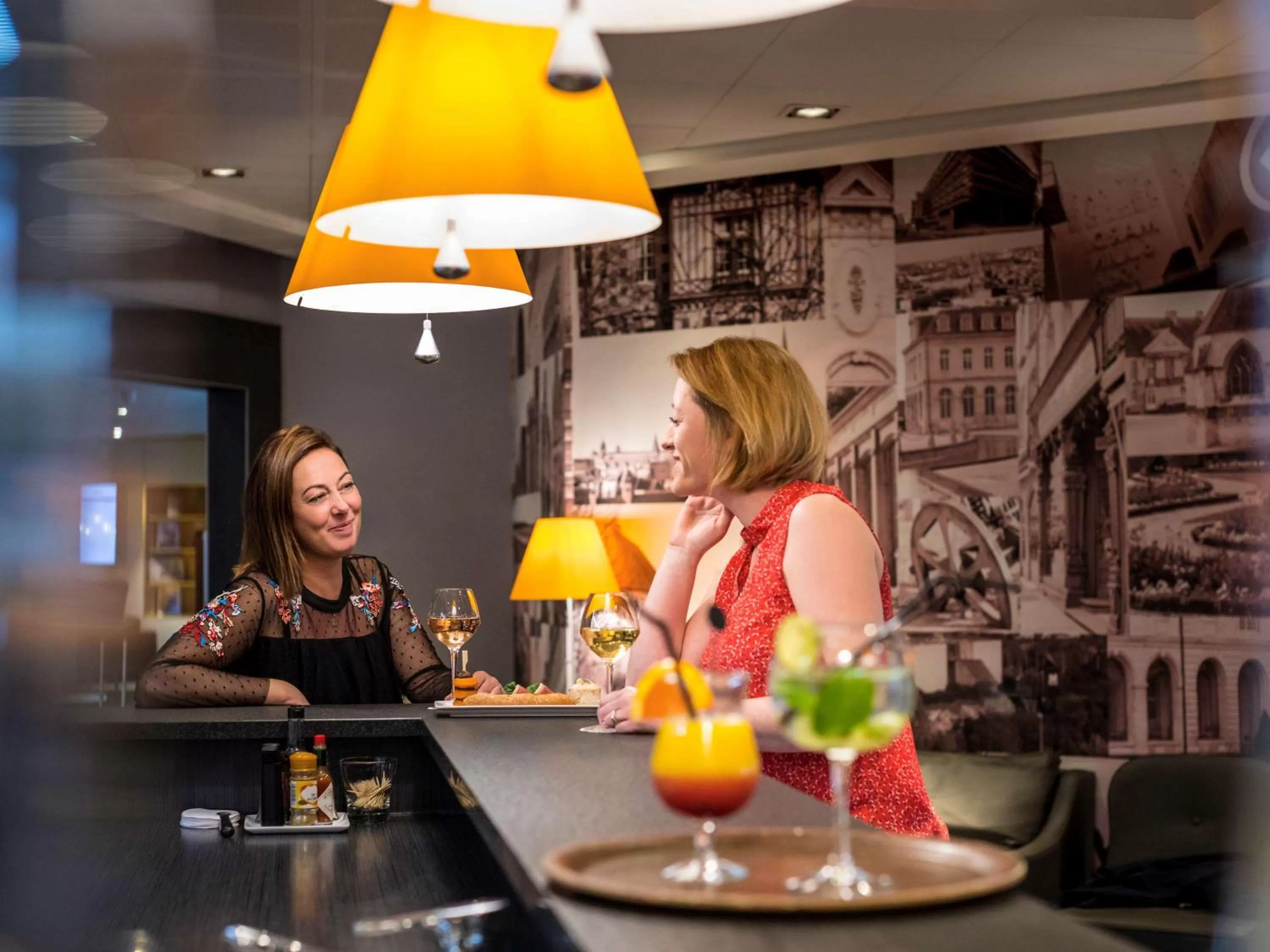 Lounge or bar in IBIS Port de plaisance