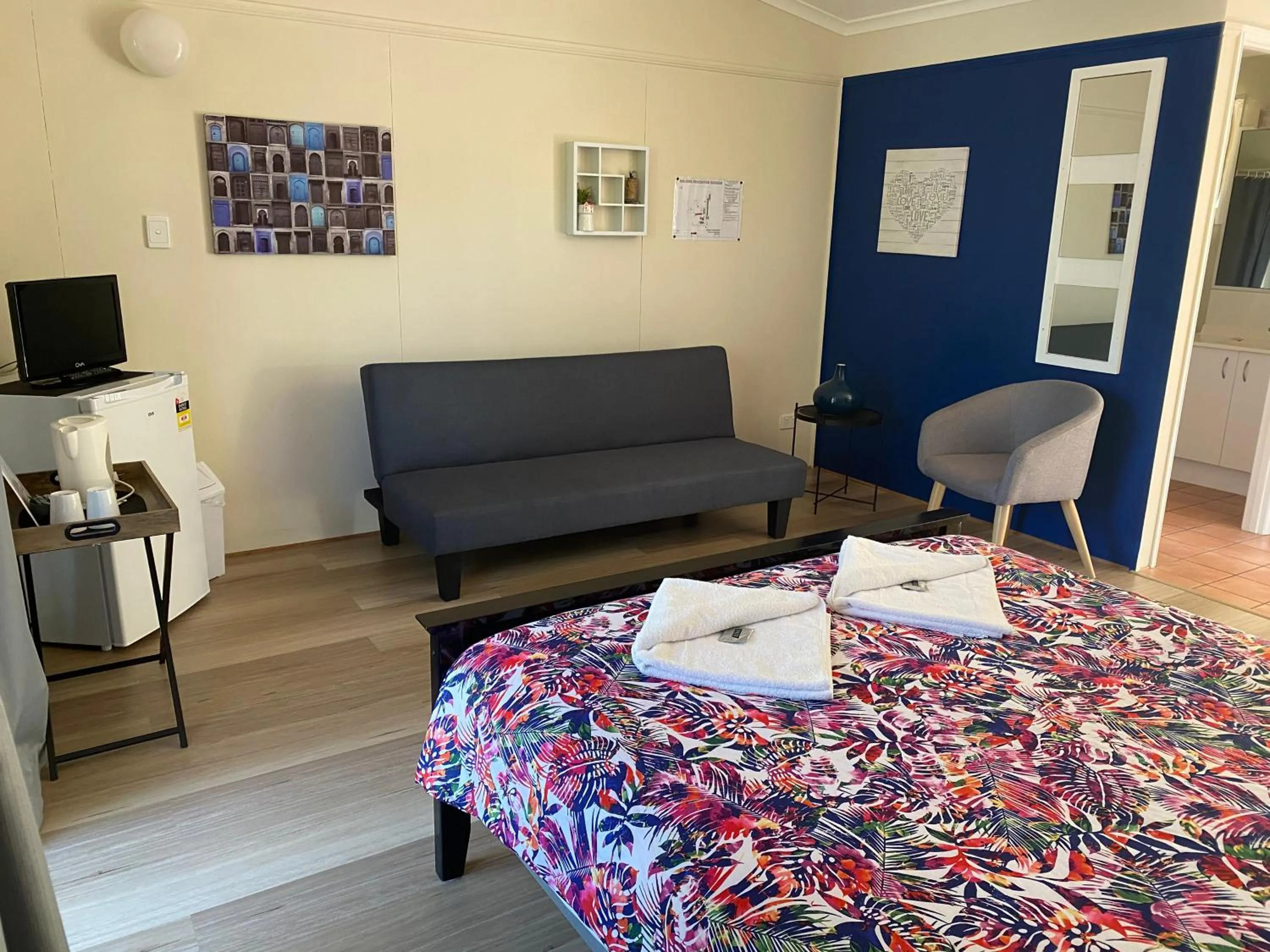 Seating area, Bed in Colonial Village Resort