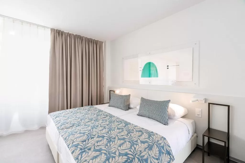 Lake view, Bed in Hôtel Alpes & Lac