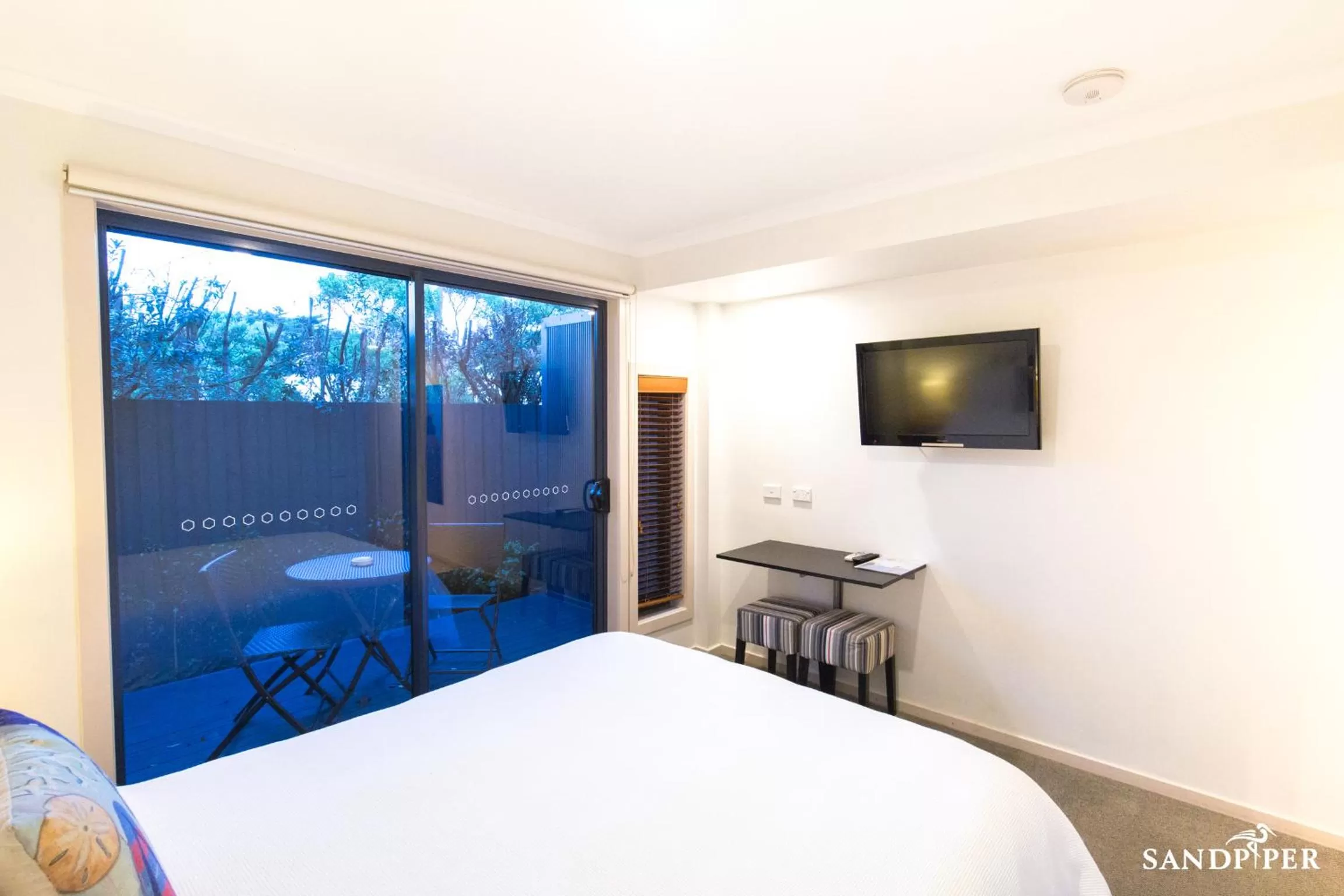 Living room, Bed in Sandpiper Motel Apollo Bay